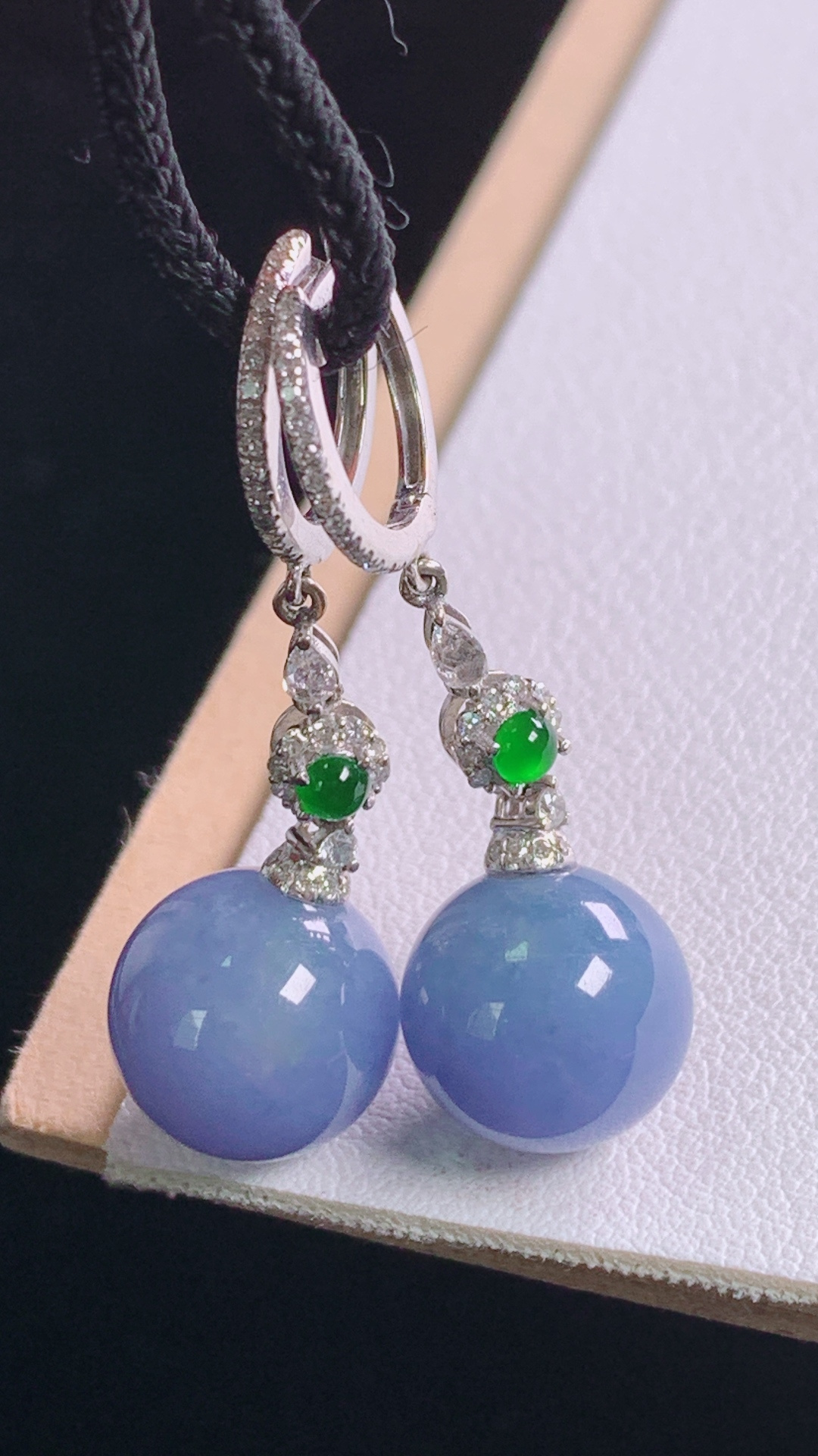 紫罗兰圆珠耳坠，18K真金真钻，紫色浓郁，圆润饱满，无裂，尺寸36.9/11.0mm，20