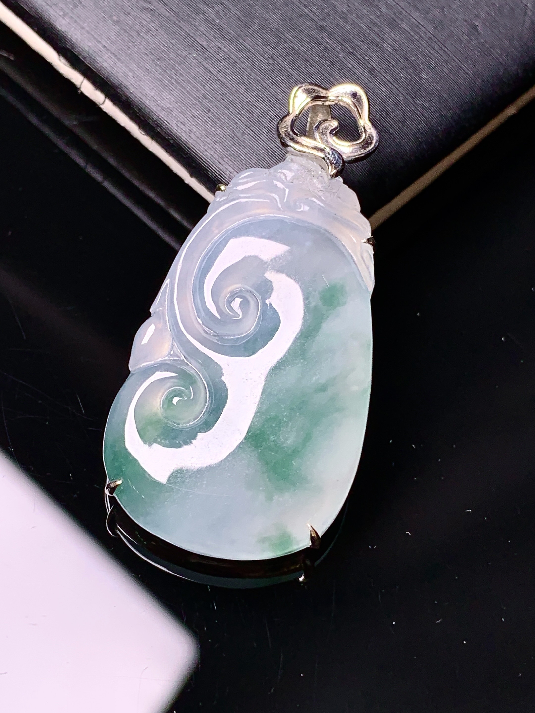 18k金镶嵌冰种飘绿如意吊坠 玉质细腻 色泽艳丽清新 水润亮眼 整体尺寸34*16.7*4.2h3