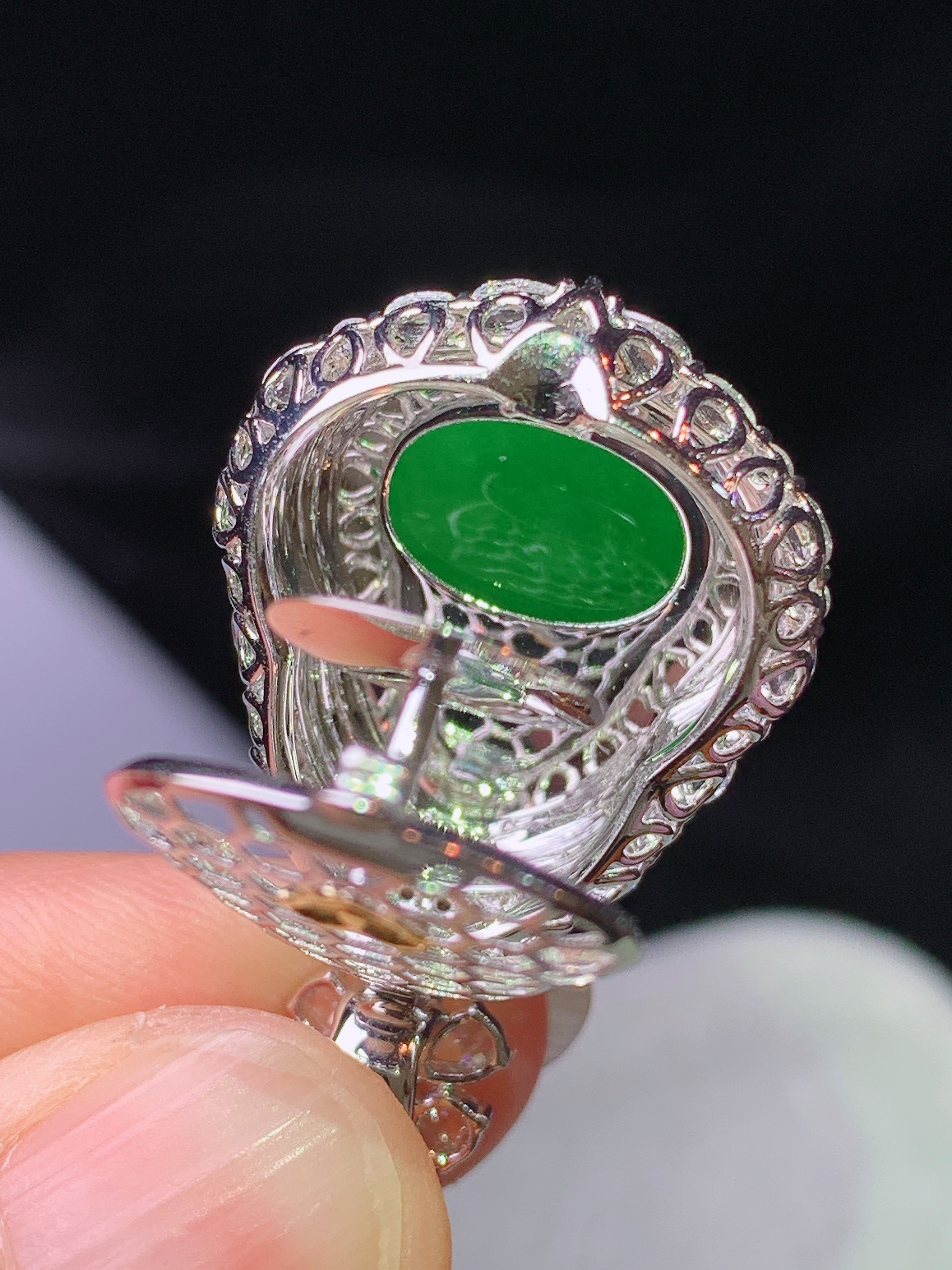 18k金钻镶嵌冰阳绿葫芦吊坠 玉质细腻 色泽艳丽清新 水润亮眼 整体尺寸32.6*20*13.8h2