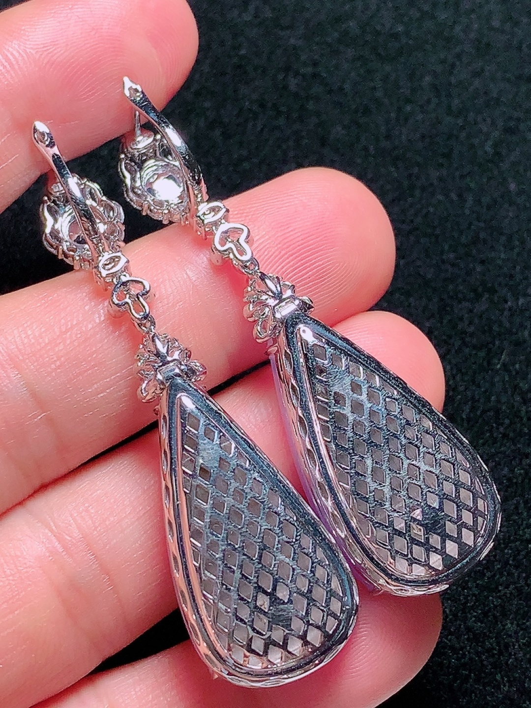 ️18k金镶嵌冰种紫色大水滴耳坠，种老水头好，又冰又润，饱满无裂：56.2/15.9/8.4mm裸石：31.2/15.8/4.6mm，编号