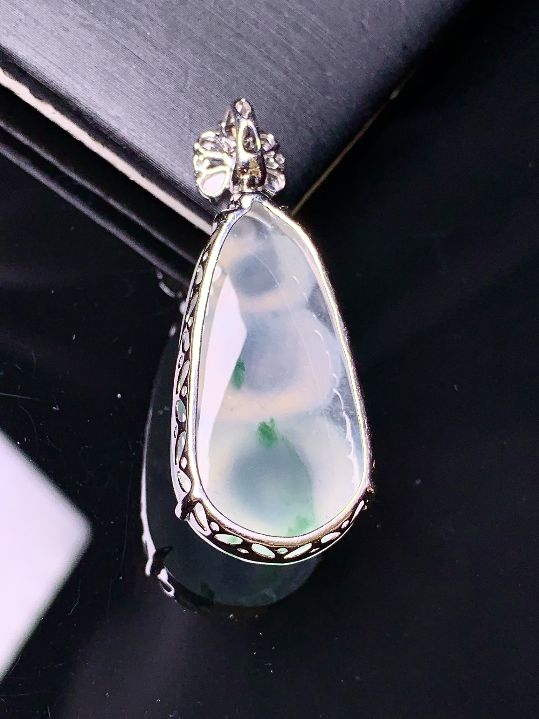 18k金钻镶嵌冰种四季豆吊坠 玉质细腻 色泽艳丽清新 水润亮眼 整体尺寸37*15*10g2