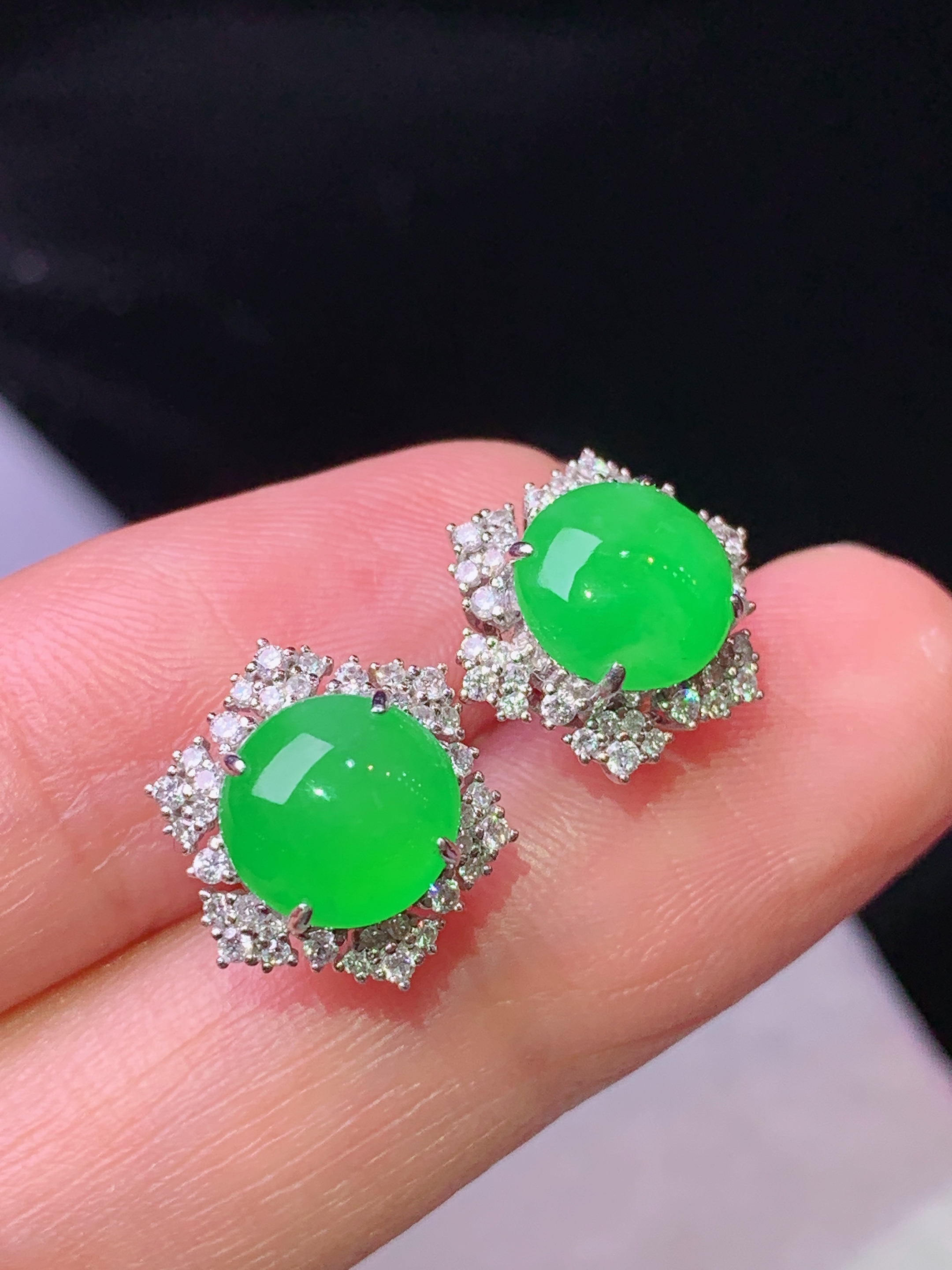 18k金钻镶嵌冰阳绿蛋面耳钉 玉质细腻 色泽艳丽清新 水润亮眼 整体尺寸12.6*7L2