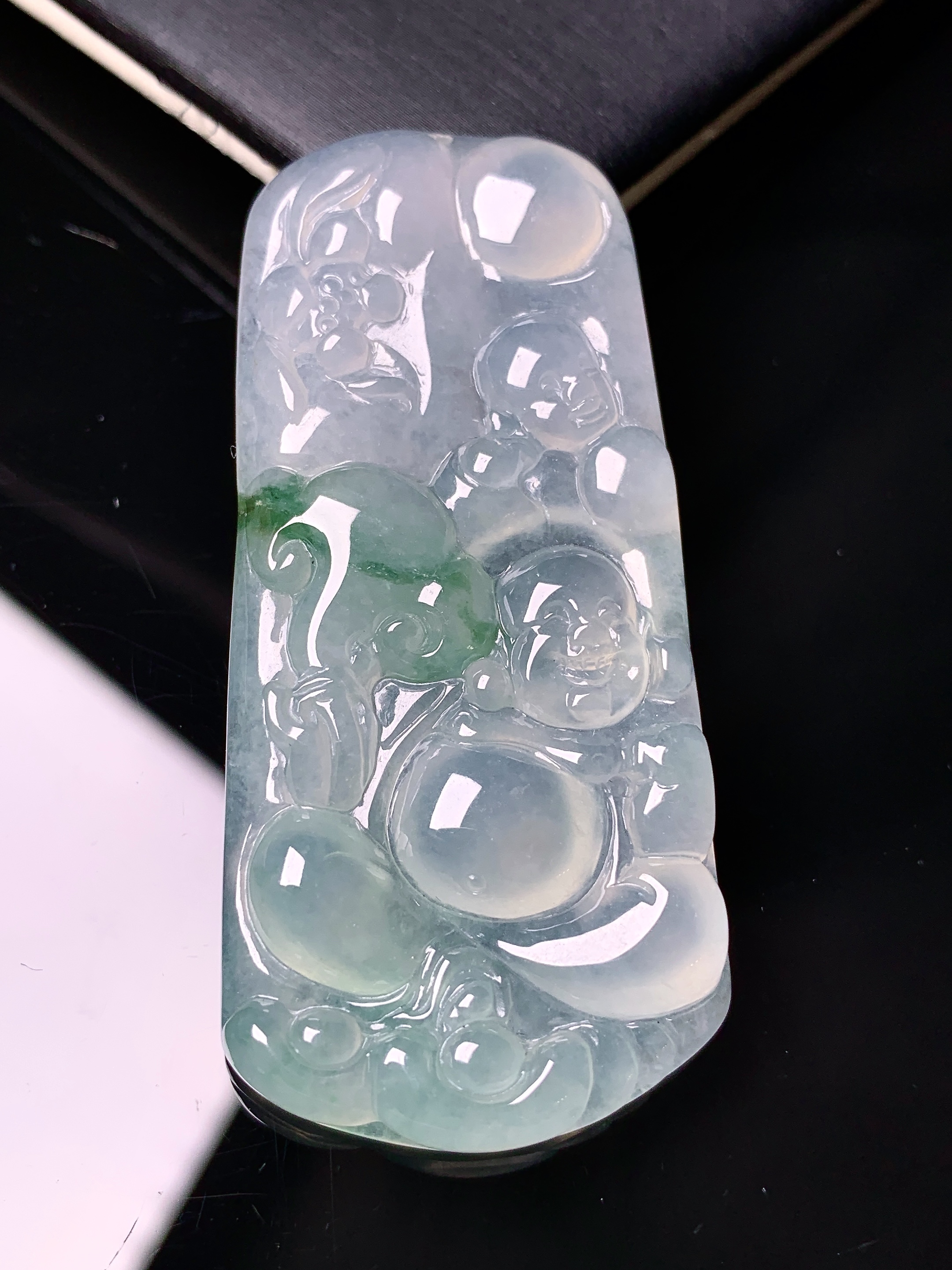 飘绿多仔多福佛公牌吊坠 玉质细腻 色泽艳丽清新 水润亮眼 整体尺寸55*25.8*5.3x1