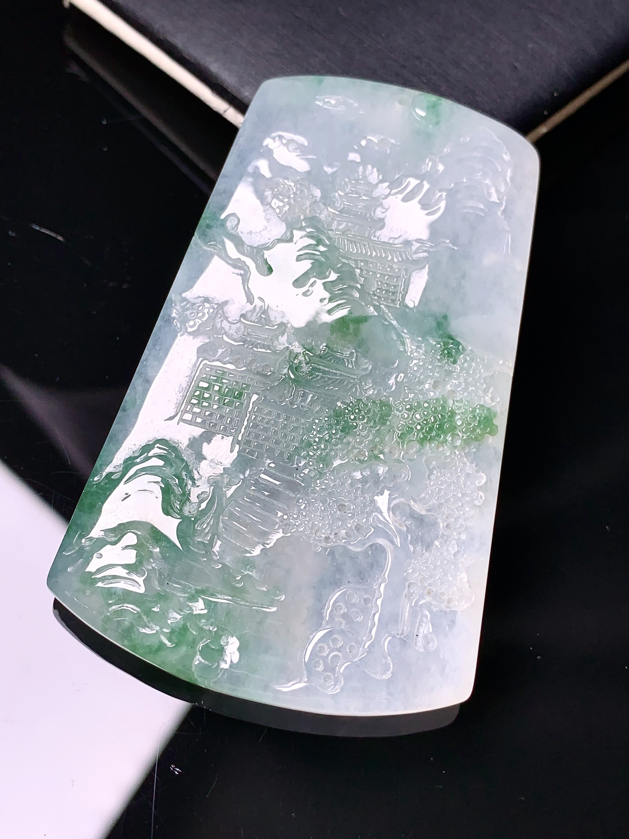 冰飘绿山水牌子吊坠 玉质细腻 色泽艳丽清新 水润亮眼 整体尺寸58.5*36.5*5.2h3