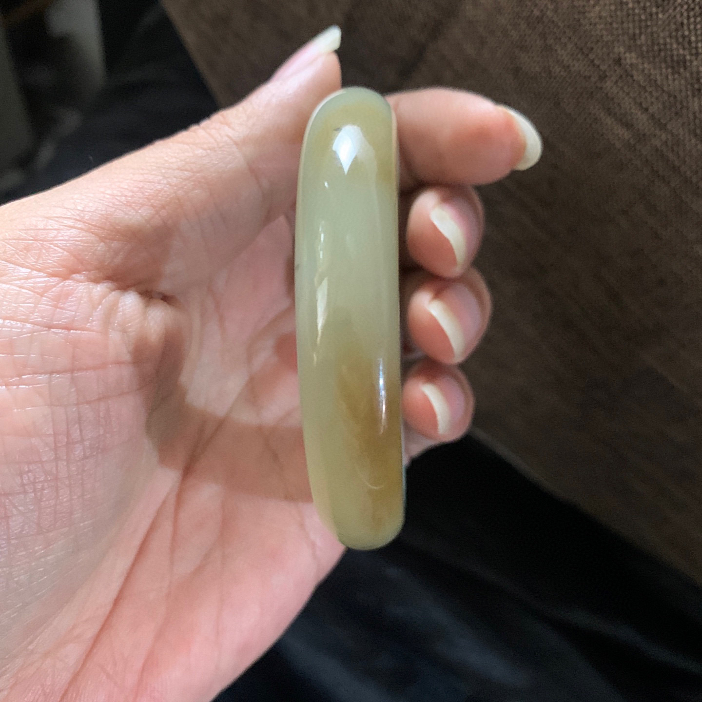 54.5圈口和田玉且末糖料宽版手镯，和田玉54.5圈口手镯，镯型古朴典雅。在诗情画意的雨巷相遇，你是