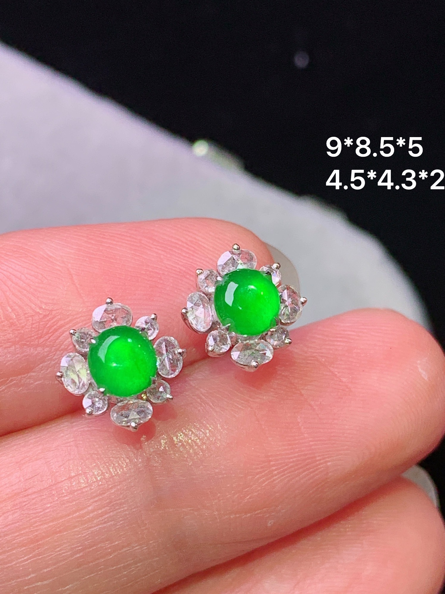 18k金钻镶嵌满绿蛋面耳钉 玉质细腻 色泽艳丽清新 水润亮眼 整体尺寸9*8.5*8p1