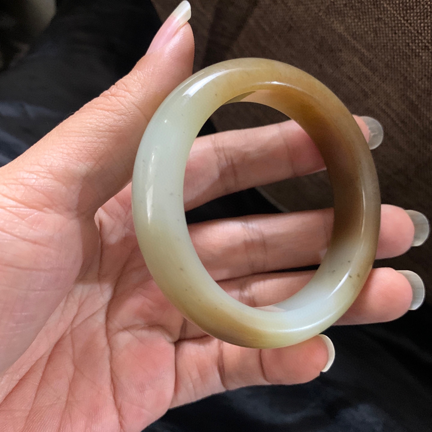 55圈口和田玉且末糖料宽版手镯，和田玉55圈口手镯，镯型古朴典雅。在诗情画意的雨巷相遇，你是我腕间的一抹风情，有你眸有深情.清风荡漾湖间静水，我愿俯身低眉，在烟波涟漪处寻