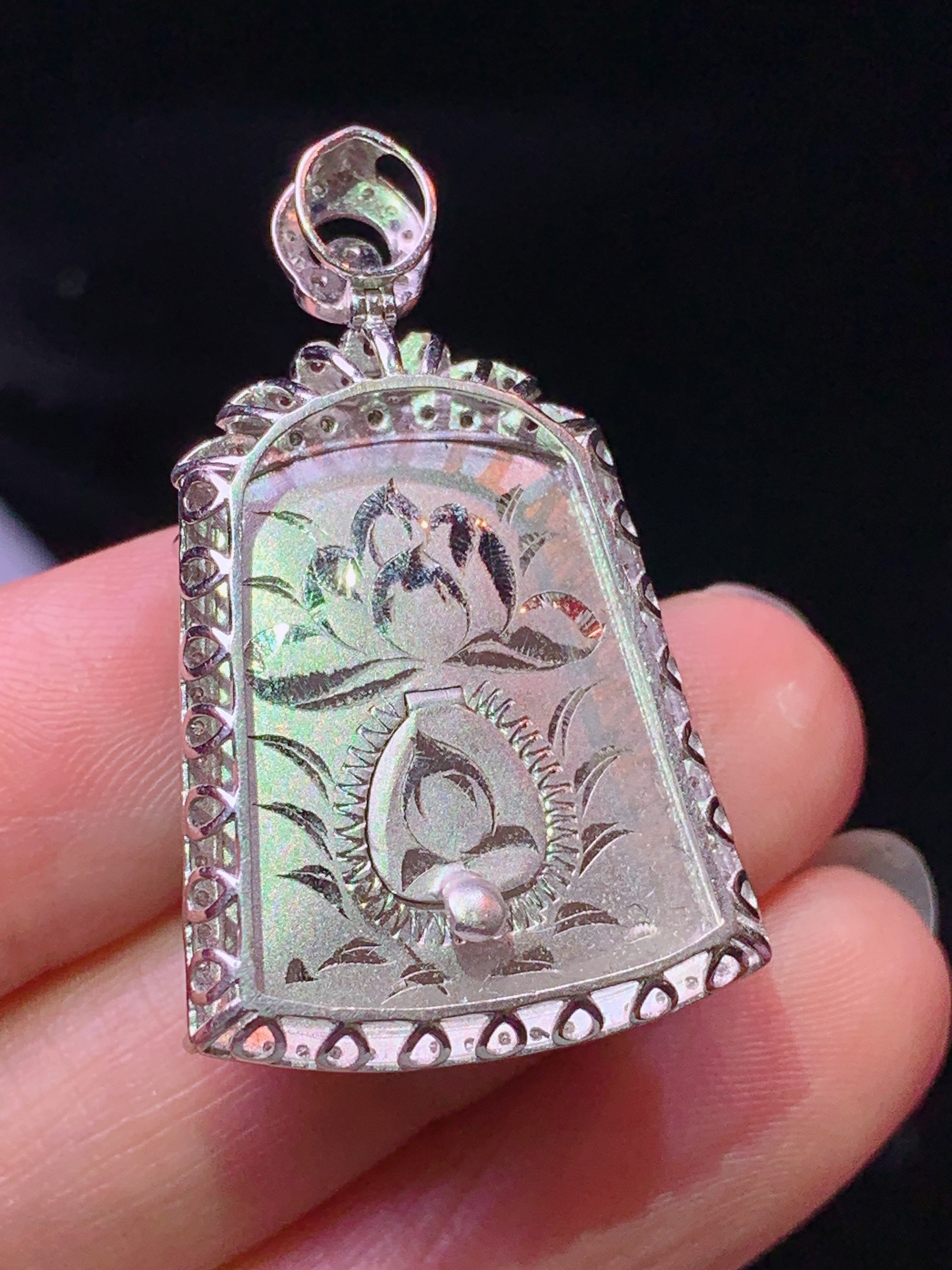 18k金钻镶嵌阳绿无事牌吊坠 玉质细腻 色泽艳丽清新 水润亮眼 整体尺寸35*21.3*8.6L2