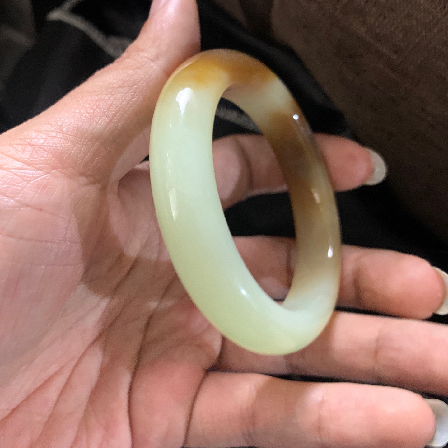 54.5圈口和田玉且末糖料宽版手镯，和田玉54.5圈口手镯，镯型古朴典雅。在诗情画意的雨巷相遇，你是