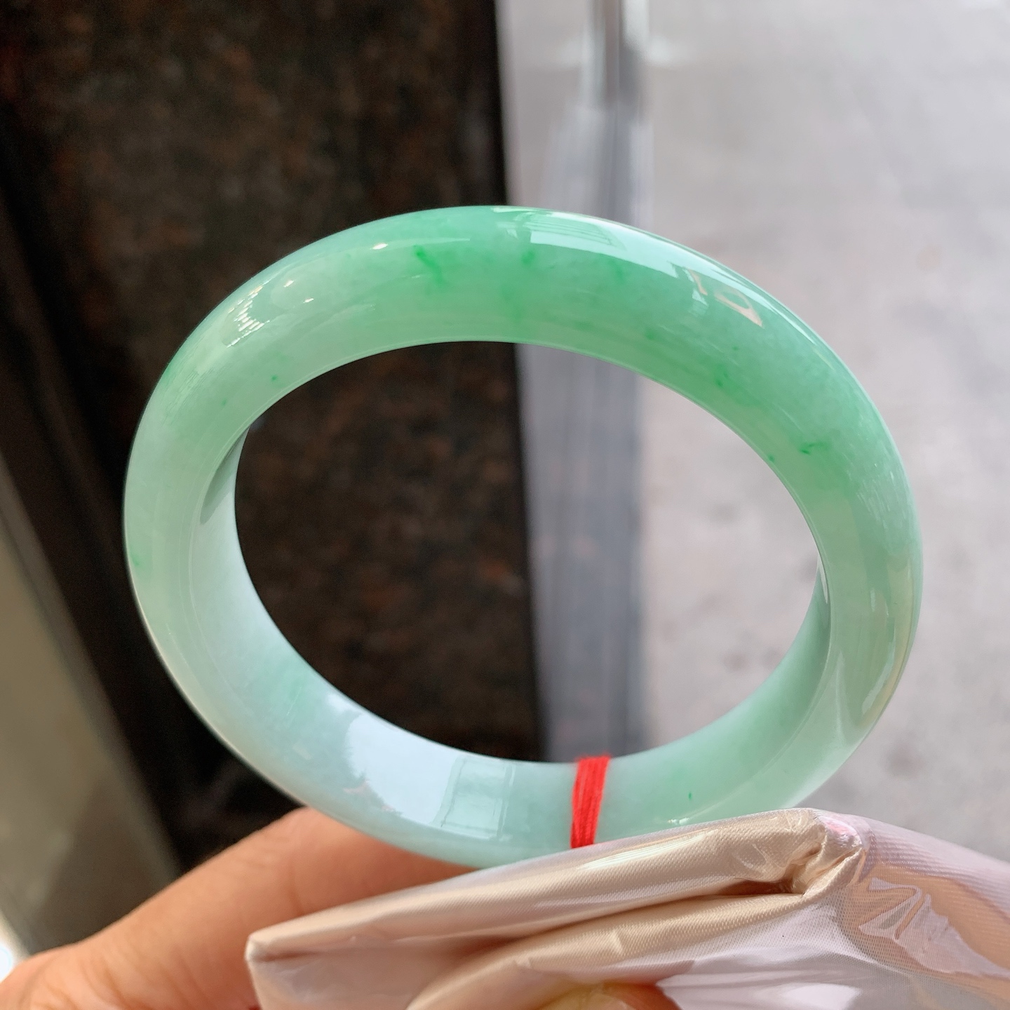 正圈飘绿，无裂，尺寸：59.5/12.6/8.6，大圈口