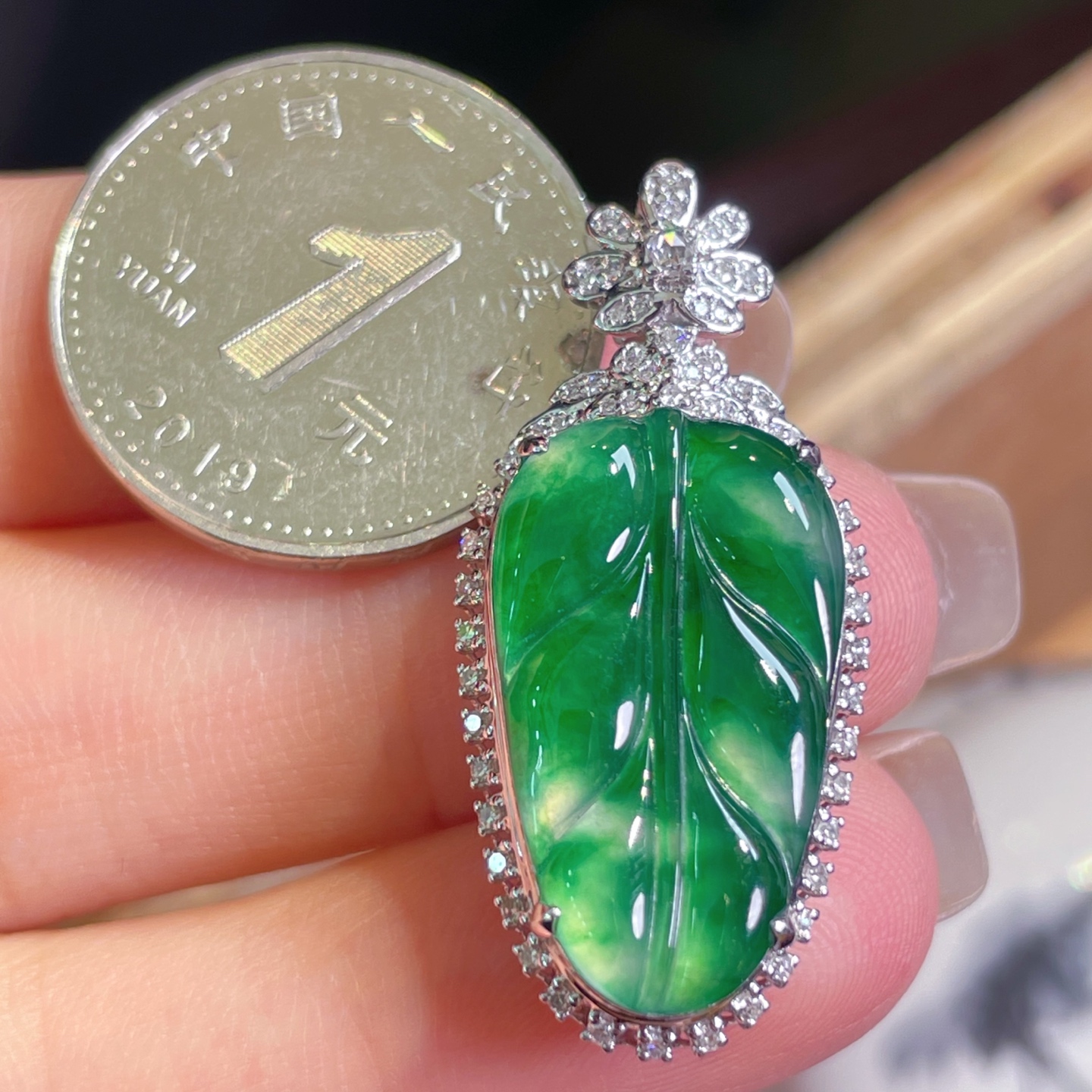 ️超值，翡翠A货 满绿，叶子吊坠，18k金镶嵌，冰润细腻，佩戴效果出众：34/15.8/8.2，裸石：22/12.9/3