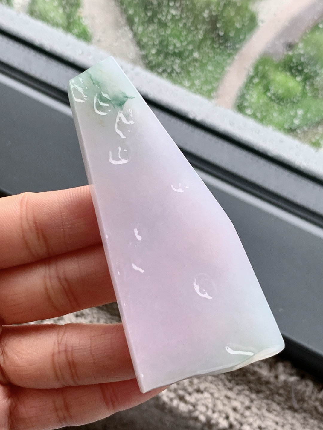 ️冰飘花/牌子料/片料/板料/特色料，可做牌子、人物、山水、动物、花件……等推荐参考，87.9/37.8/8，64.9克，冰骨含春，云栖浅黛。此冰飘花料如一缕浸在晨雾里的烟霞，冰种底质澄澈如练，淡紫底色晕染着春日的柔，飘花似远山含黛，自带朦胧清雅的禅意。它以随形的姿态诠释着“无规无矩，自在天成”的意趣，每一缕色泽与纹理，都是自然写就的留白，静待匠心点化，便成一方藏纳清宁气韵的山水小境。