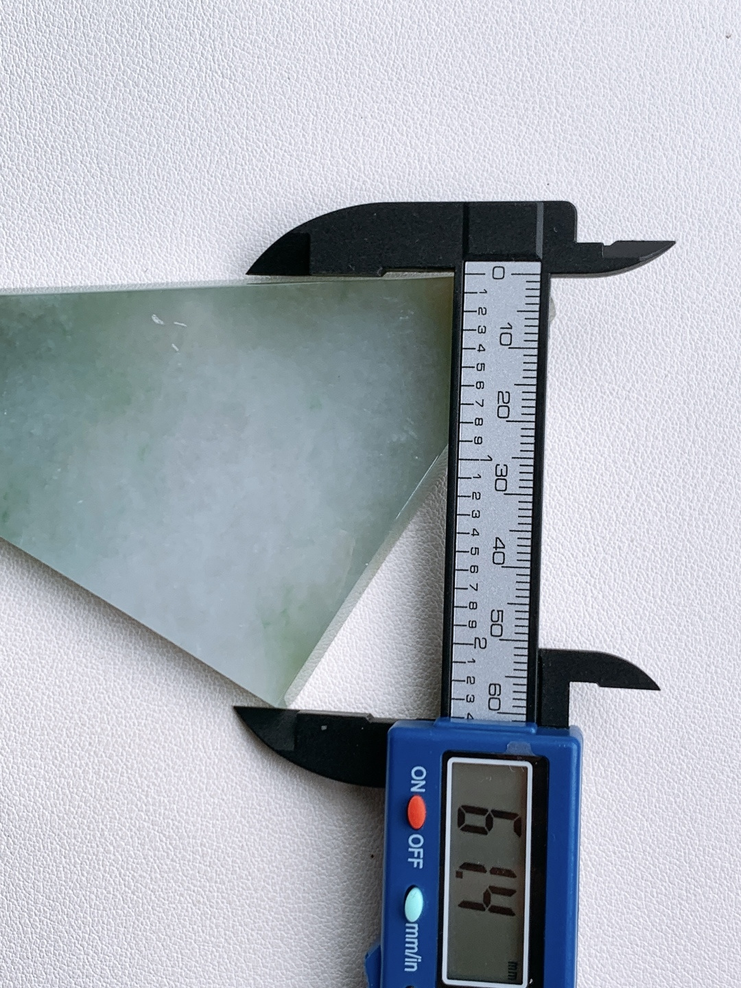 ️冰飘花/牌子料/片料/板料/特色料，可做牌子、人物、山水、动物、花件……等推荐参考，95.8/61.4/7.1，85.9克，材料优选，云栖玉砚，影落清川。此冰飘花料如一方未被惊扰的春日江洲，冰种底质澄澈如练，浅绿底色晕染着春水的柔，飘花似淡云漫过天际，自带浑然天成的禅意。它以开阔的形态诠释着“万象归心，顺势而为”的意趣，每一缕色泽与肌理，都是天地写就的留白，静待匠心点化，便成一方藏纳山河气象的清宁之境。