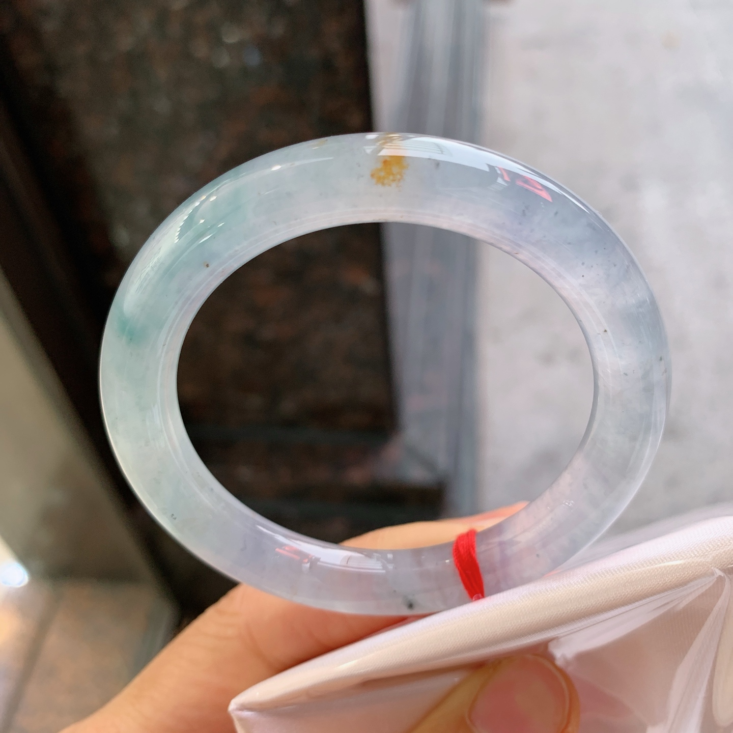 圆条冰种带黄翡，无裂，尺寸：52.3/9.2/9