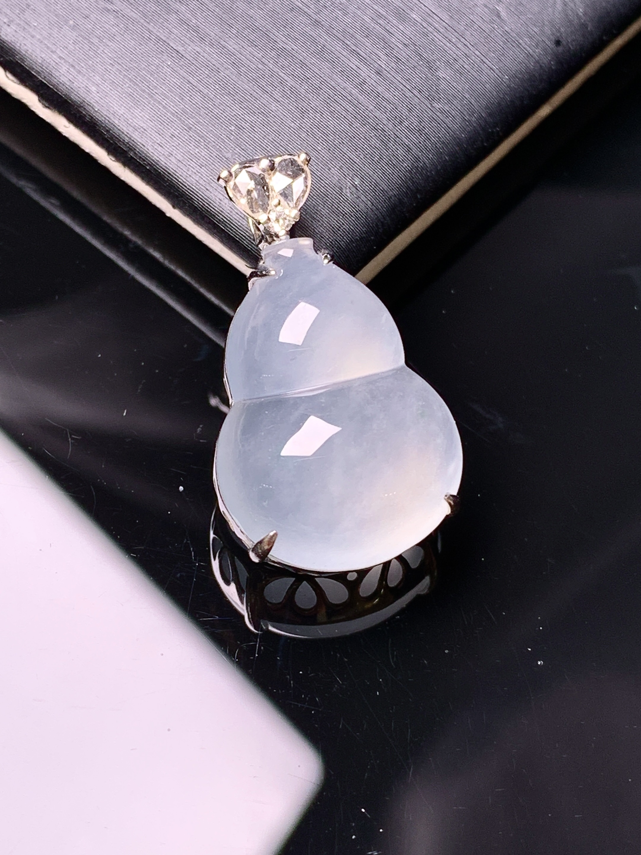 18k金钻镶嵌冰种葫芦吊坠 玉质细腻 色泽艳丽清新 水润亮眼 整体尺寸24.8*14*8.5g2