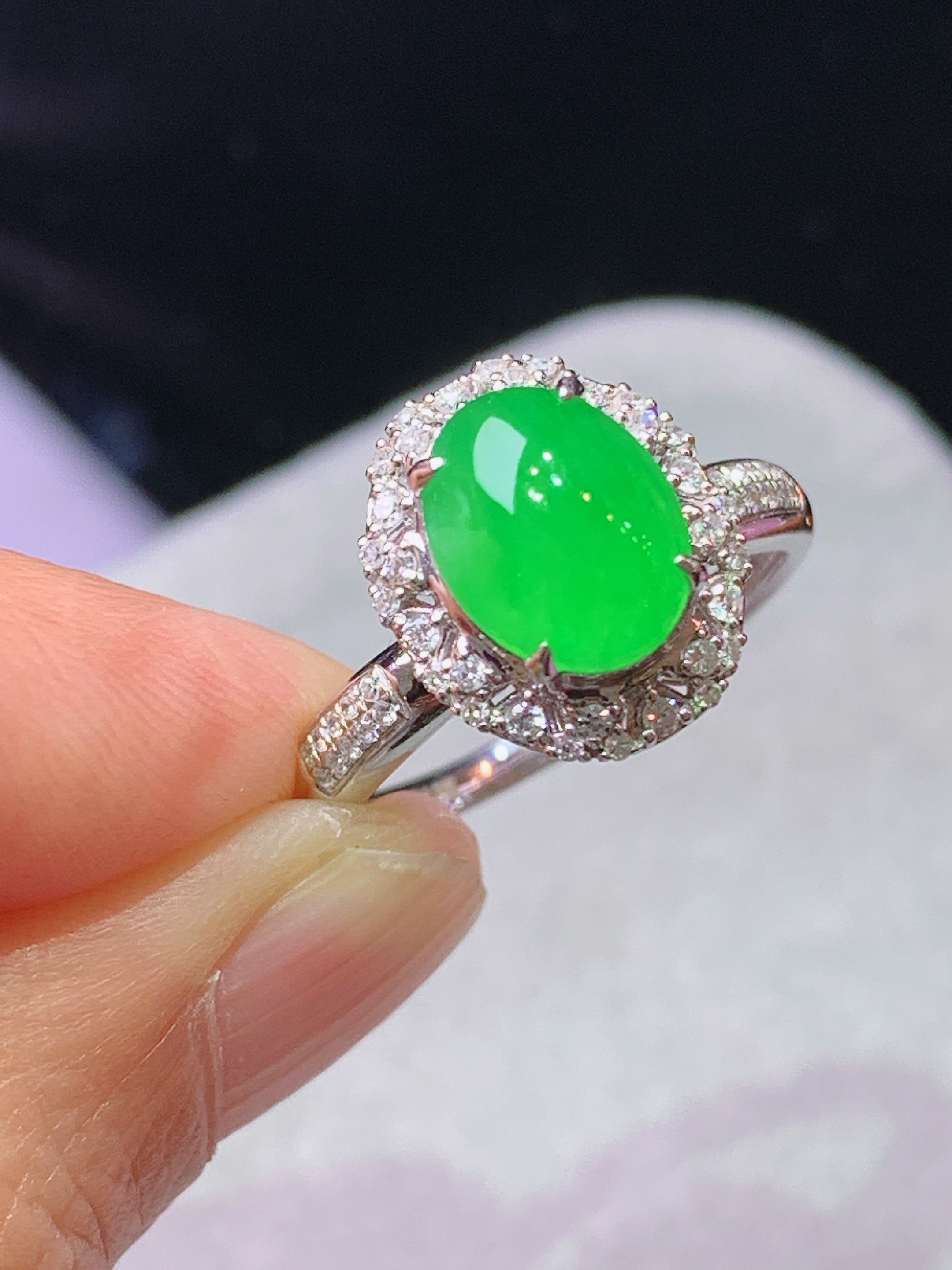 18k金钻镶嵌冰阳绿蛋面戒指 玉质细腻 色泽艳丽清新 水润亮眼 圈口14 整体尺寸12.8*11*9