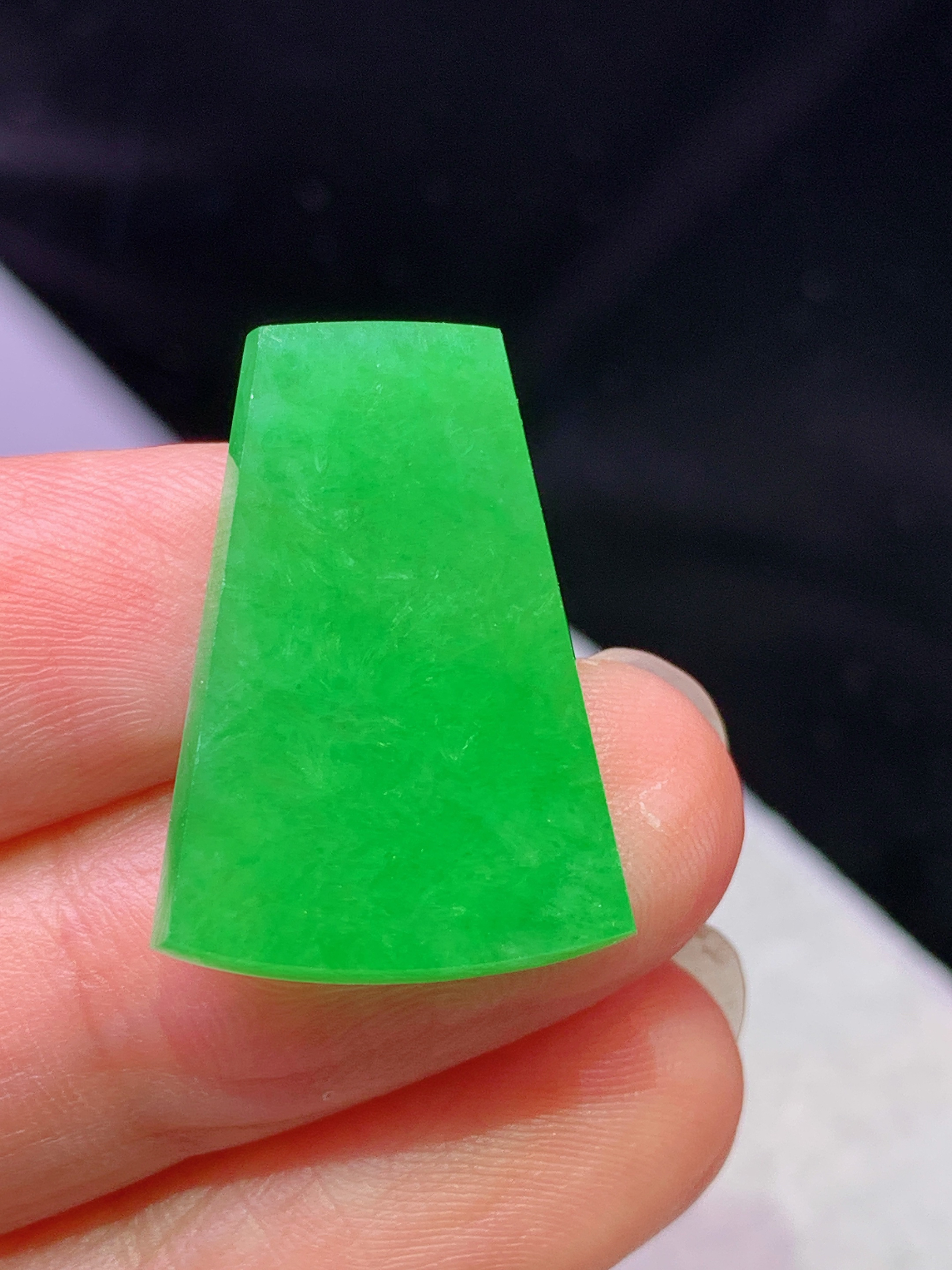 镶嵌款 阳绿无事牌吊坠 玉质细腻 色泽艳丽清新 水润亮眼 整体尺寸23*16.8*2.8m2