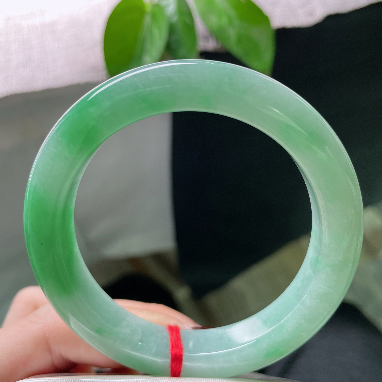 57.7/11.9/9.9绿底正圈，颜色艳丽，千娇百媚，水头好，种老，一点皮纹，ss50907a..