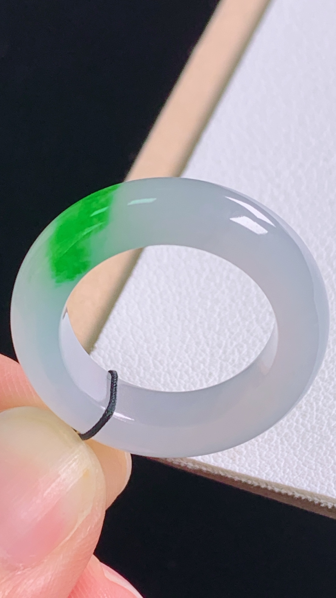 高品质，冰飘绿指环，种色兼备，花色灵动，水润细腻，无裂，尺寸:圈口15/17.4-5.7-4.3mm，编号20