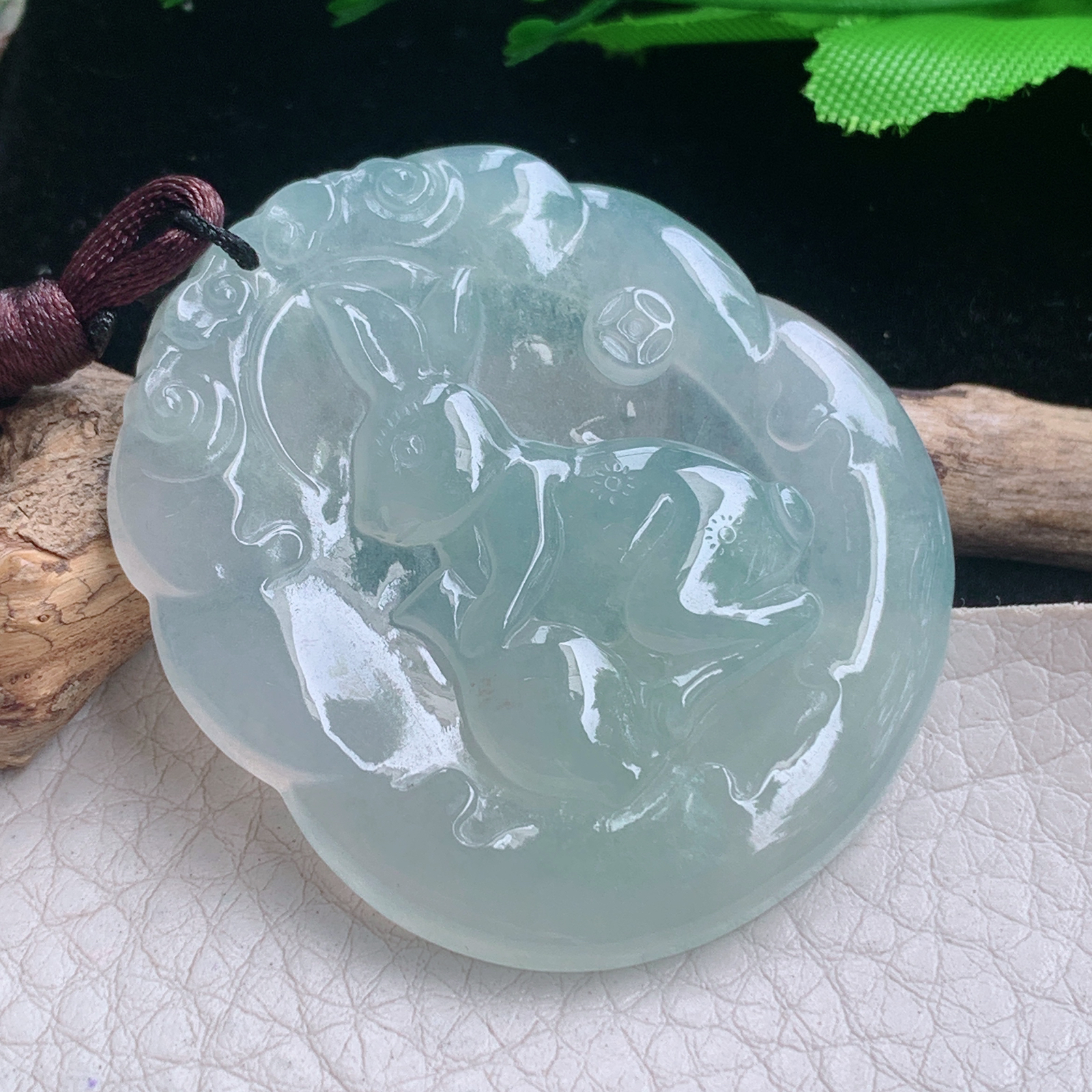 bg实拍62.3*543.5*6缅甸翡翠精雕冰晴兔子 生肖兔玉吊坠 玉挂件