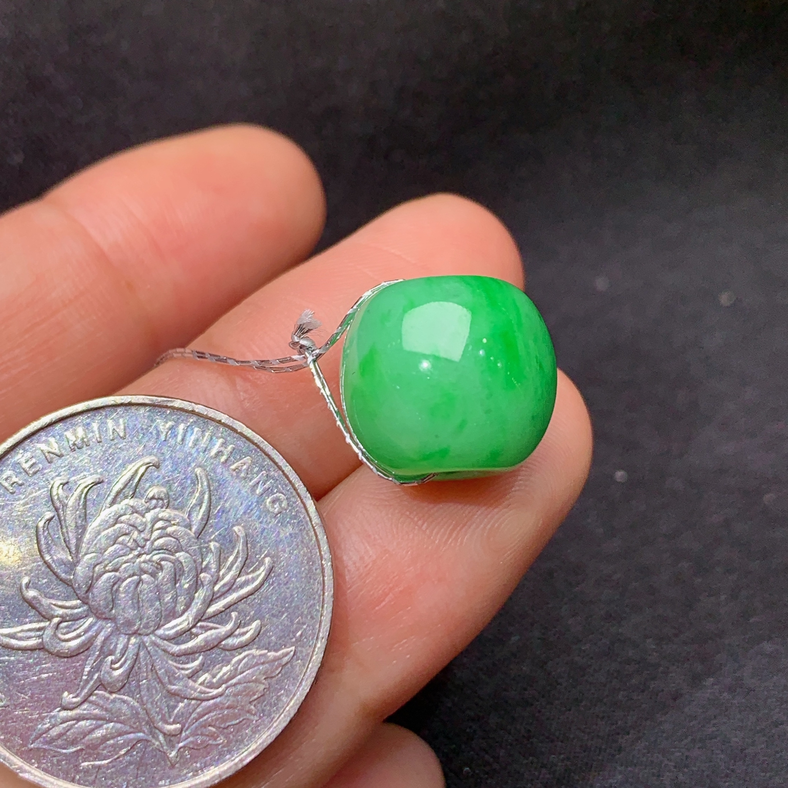 翠绿路路通 品相好 料子细腻 尺寸12*13.3