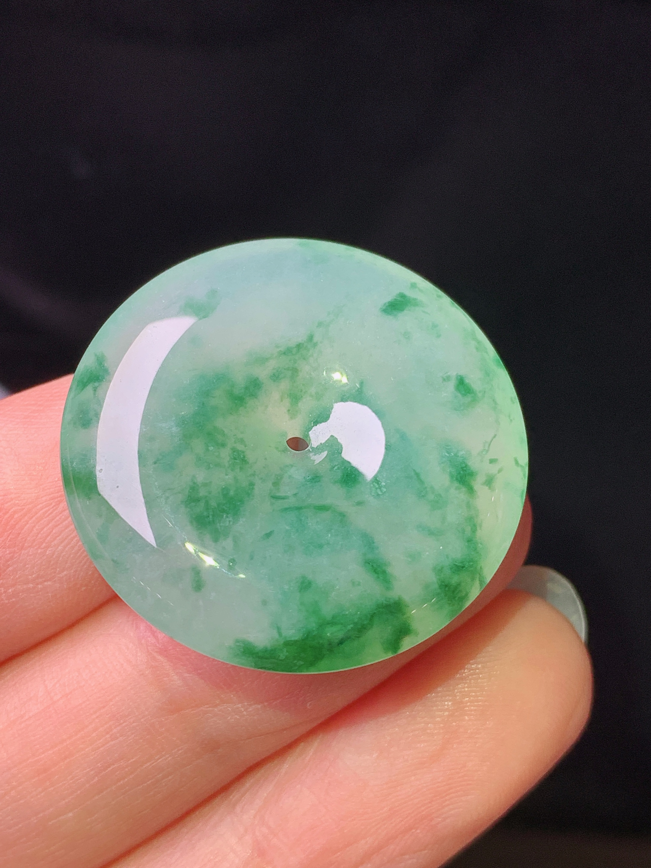 冰飘绿吊坠 玉质细腻 色泽艳丽清新 水润亮眼 整体尺寸27.6*6x1