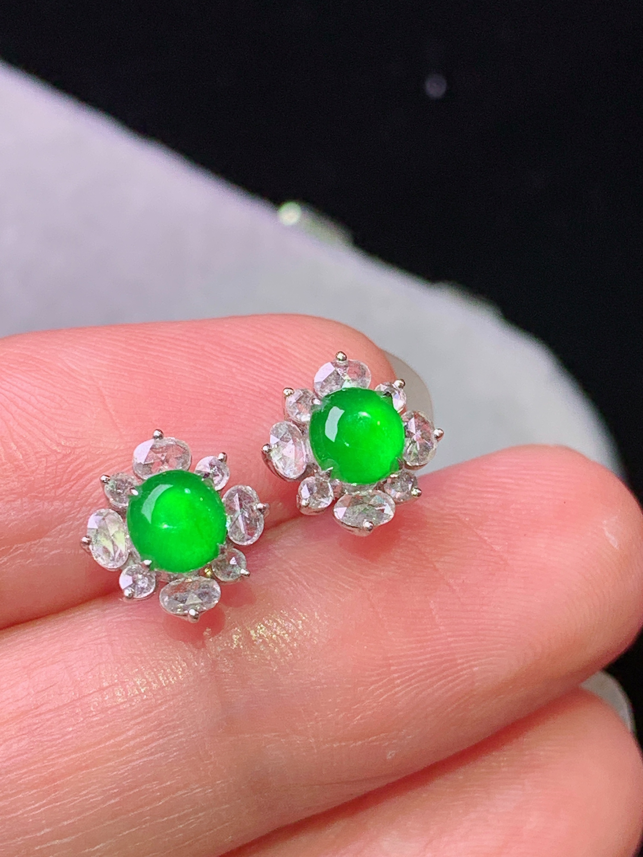 18k金钻镶嵌满绿蛋面耳钉 玉质细腻 色泽艳丽清新 水润亮眼 整体尺寸9*8.5*8p1