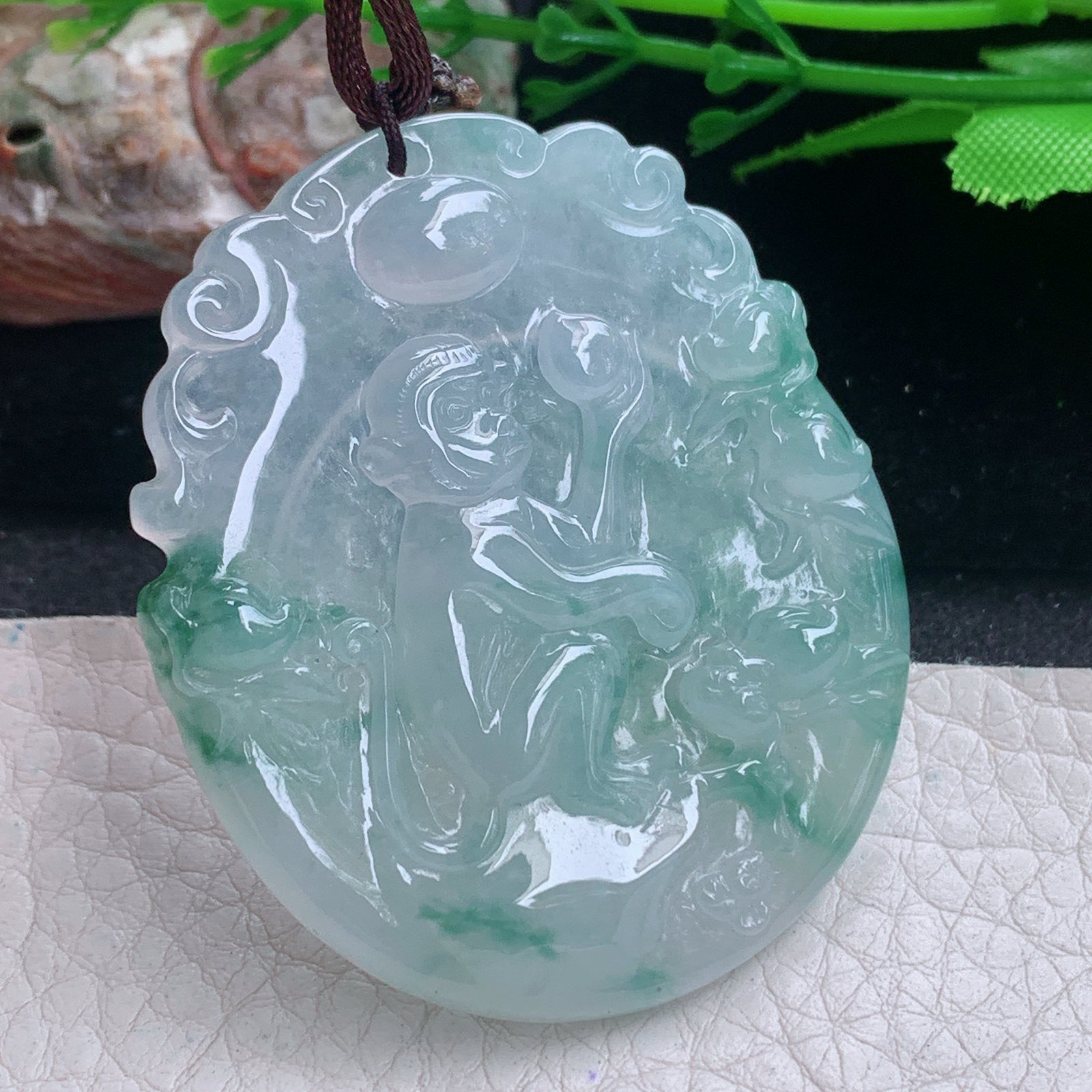 bg实拍51*43.5*5.5缅甸翡翠精雕冰飘花灵猴抱寿桃 生肖猴玉吊坠 玉挂件