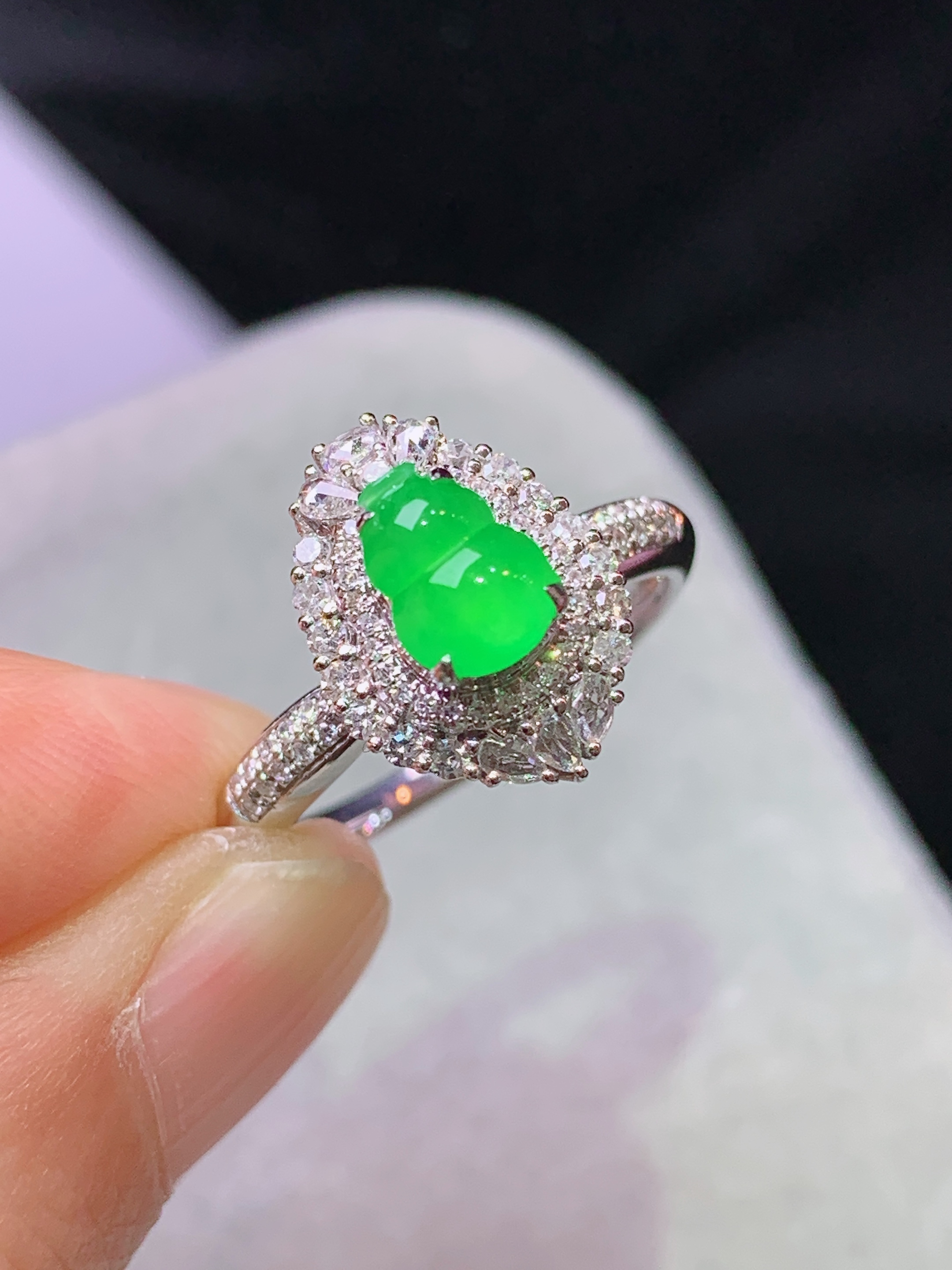 18k金钻镶嵌冰阳绿葫芦戒指 玉质细腻 色泽艳丽清新 水润亮眼 圈口13 整体尺寸13.2*10*9h1