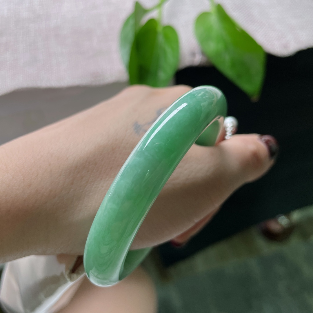 55.8/11.8/8.5绿底正圈，水润细腻，窄条，青春洋溢，甜美，有棉线，ss50833a