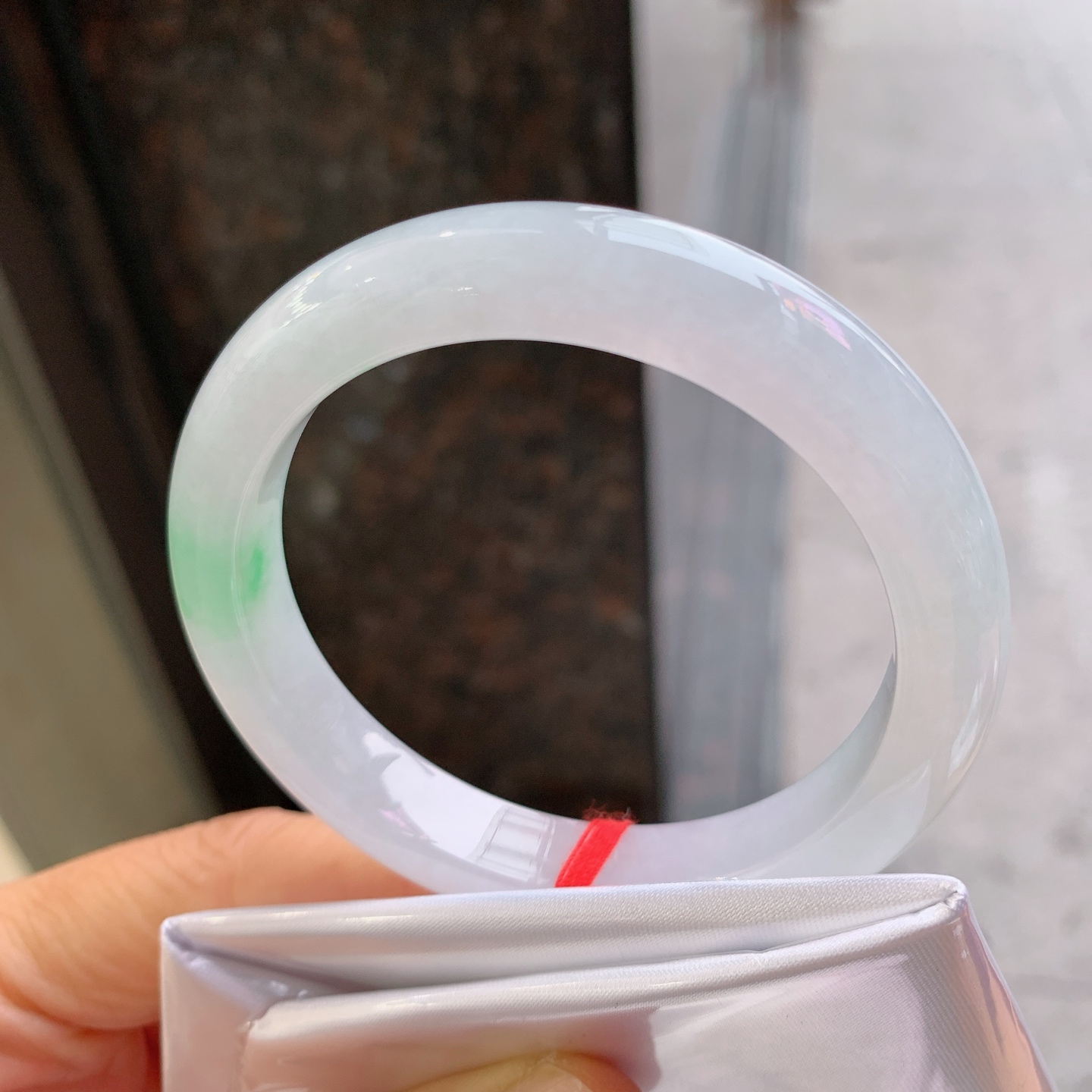 正圈冰飘绿，无裂，尺寸：53.5/10.2/8.2，清爽