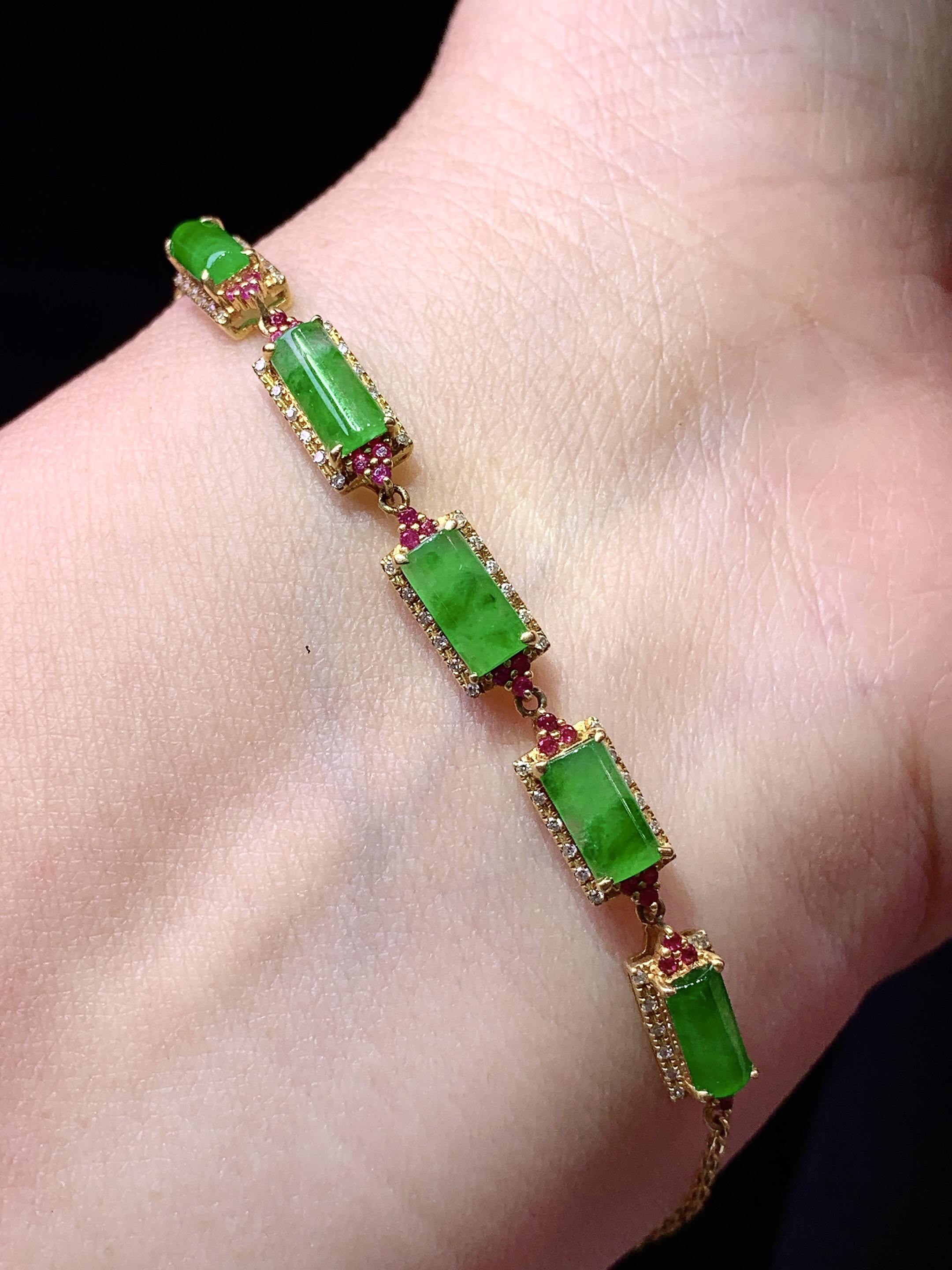 18k金钻镶嵌满绿玉柱手链 玉质细腻 色泽艳丽清新 水润亮眼 整体尺寸160*4.8*4.2j3