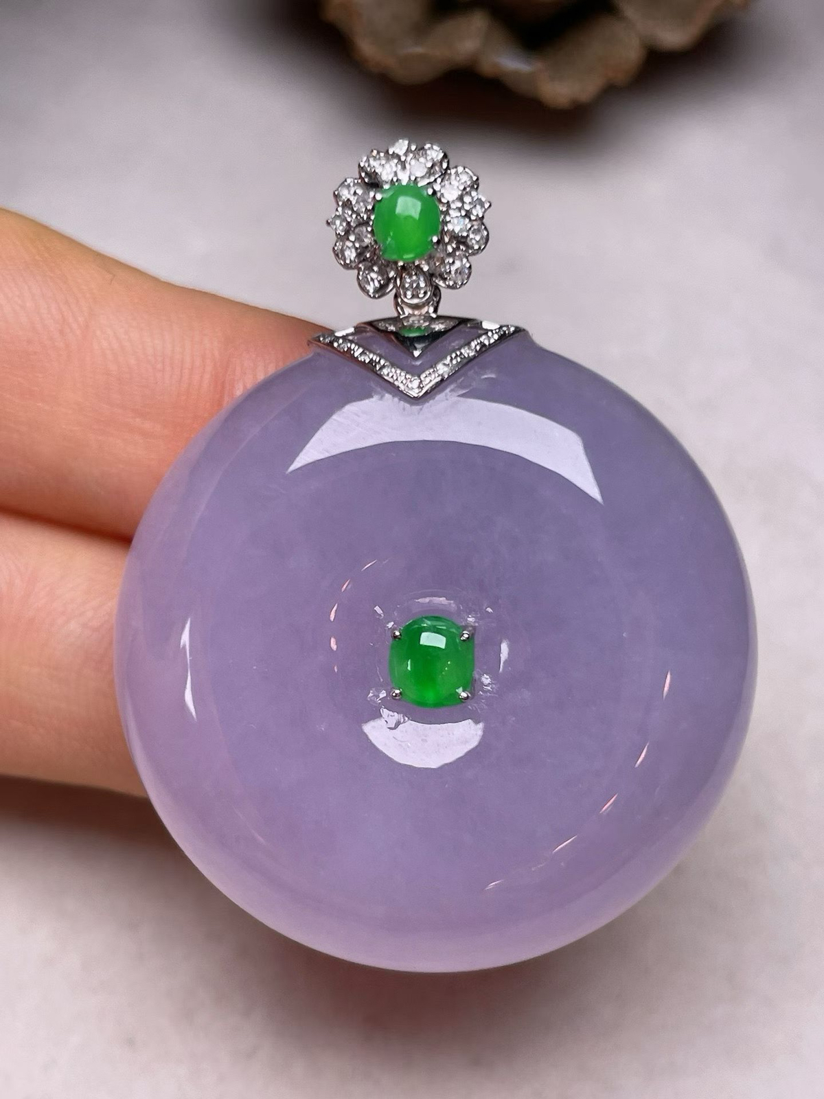 冰糯种紫罗兰平安扣吊坠，真金真钻镶嵌，种水好，玉质细腻 .裸石尺寸 33.3*12.6