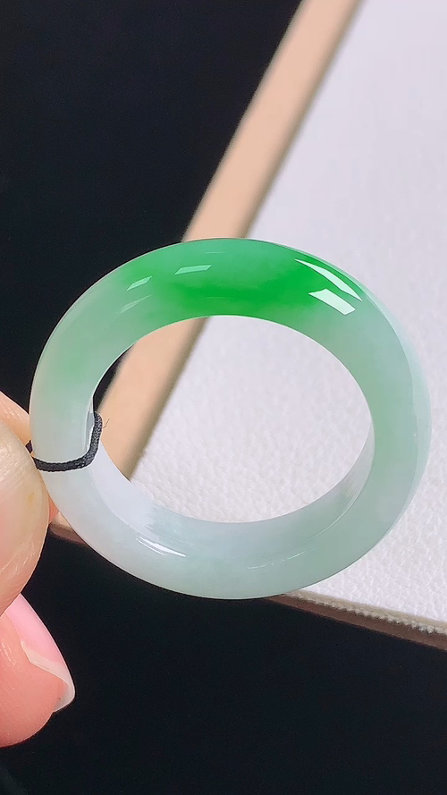 冰飘绿指环，无裂，尺寸:圈口20/19.1-5.8-3.9mm