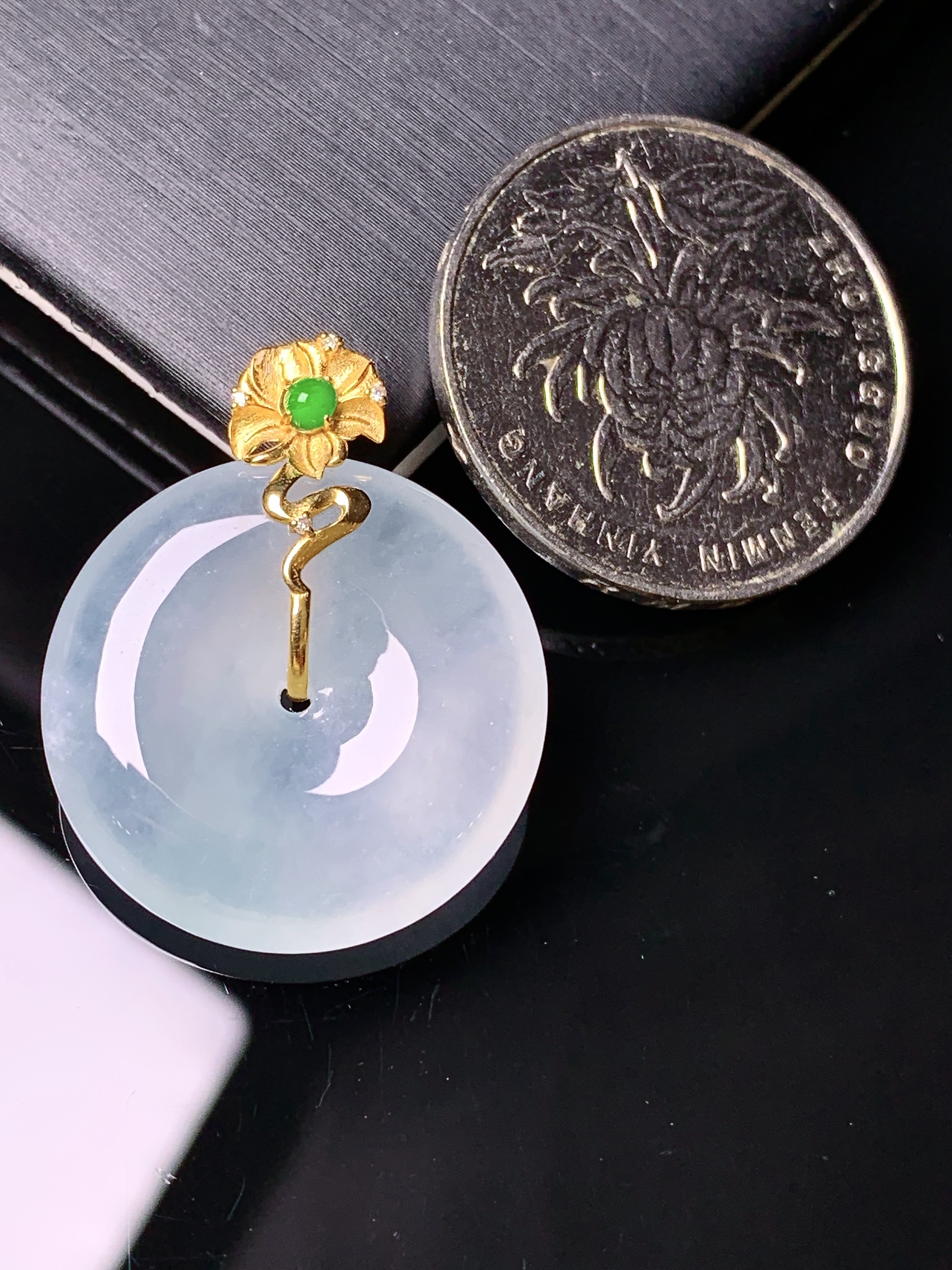 18k金镶嵌冰种平安扣吊坠 玉质细腻 色泽艳丽清新 水润亮眼 整体尺寸27.8*22.5*5.5e1