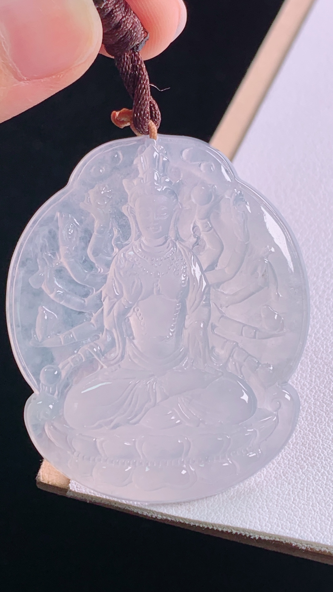 高冰千手观音，种水，雕工精湛，无裂，尺寸48.9/40.5/5.5mm，编号19