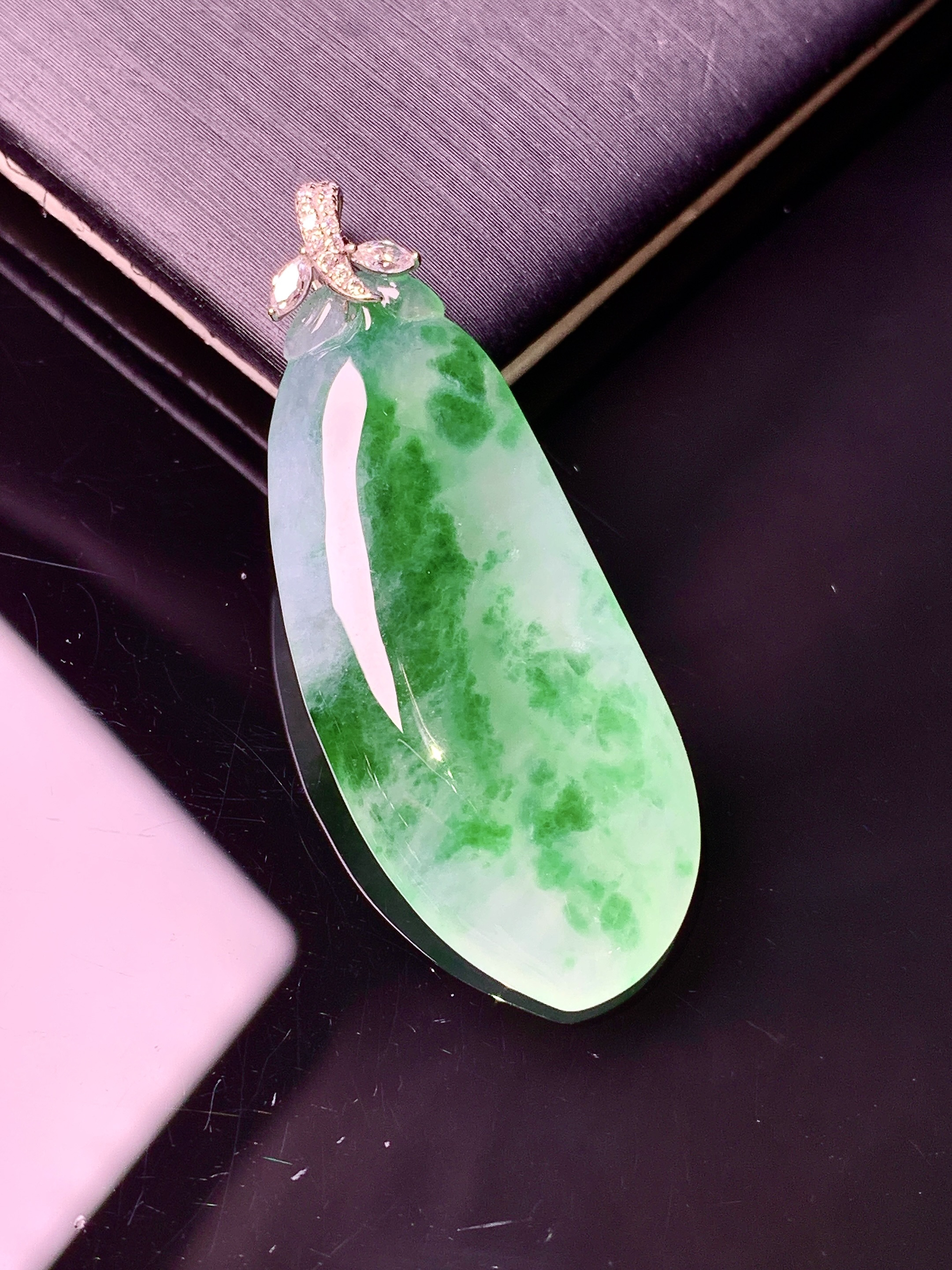 18k金钻镶嵌冰飘绿福瓜吊坠 玉质细腻 色泽艳丽清新 水润亮眼 整体尺寸39.8*15*4.5e1