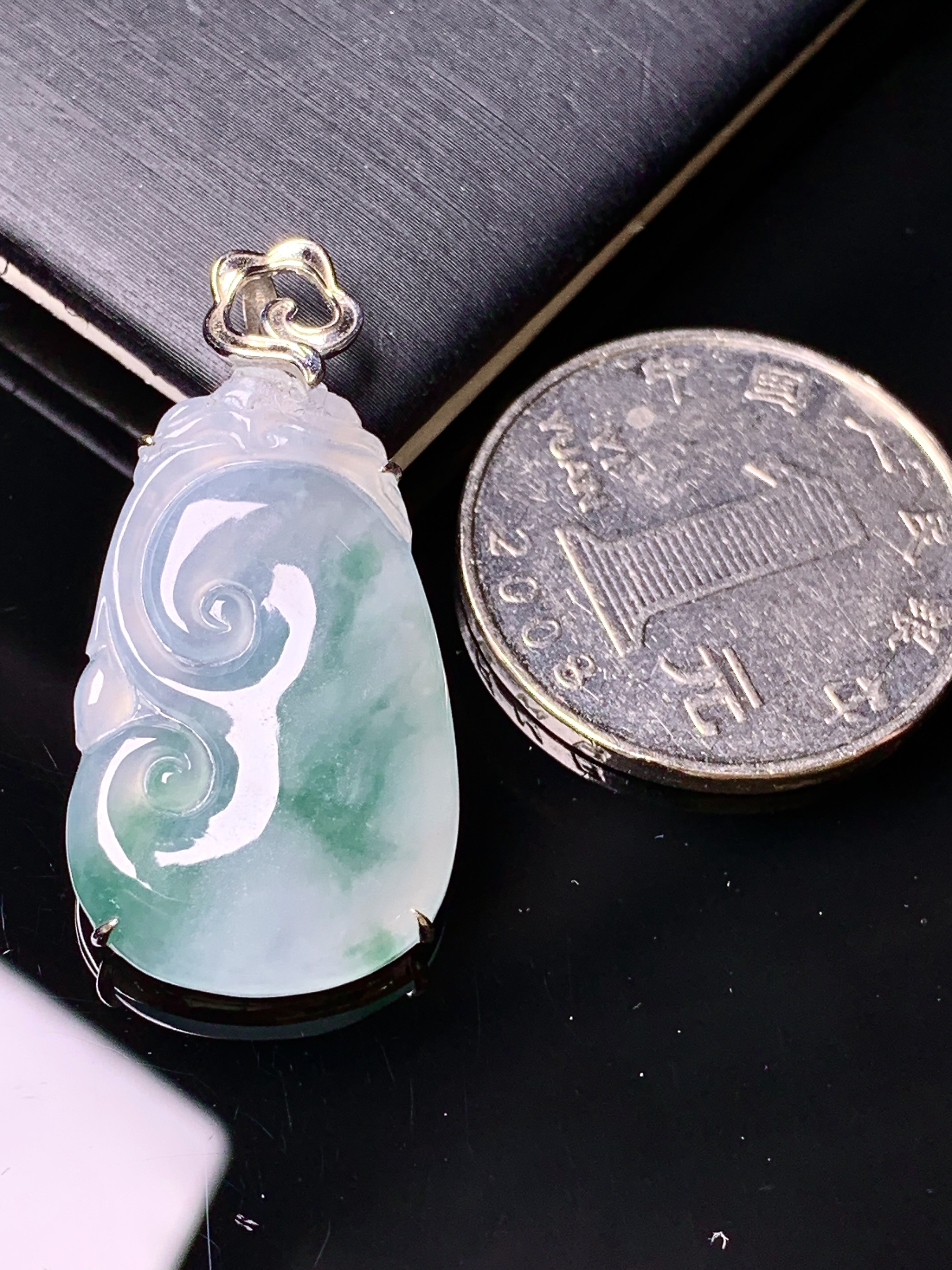 18k金镶嵌冰种飘绿如意吊坠 玉质细腻 色泽艳丽清新 水润亮眼 整体尺寸34*16.7*4.2h3