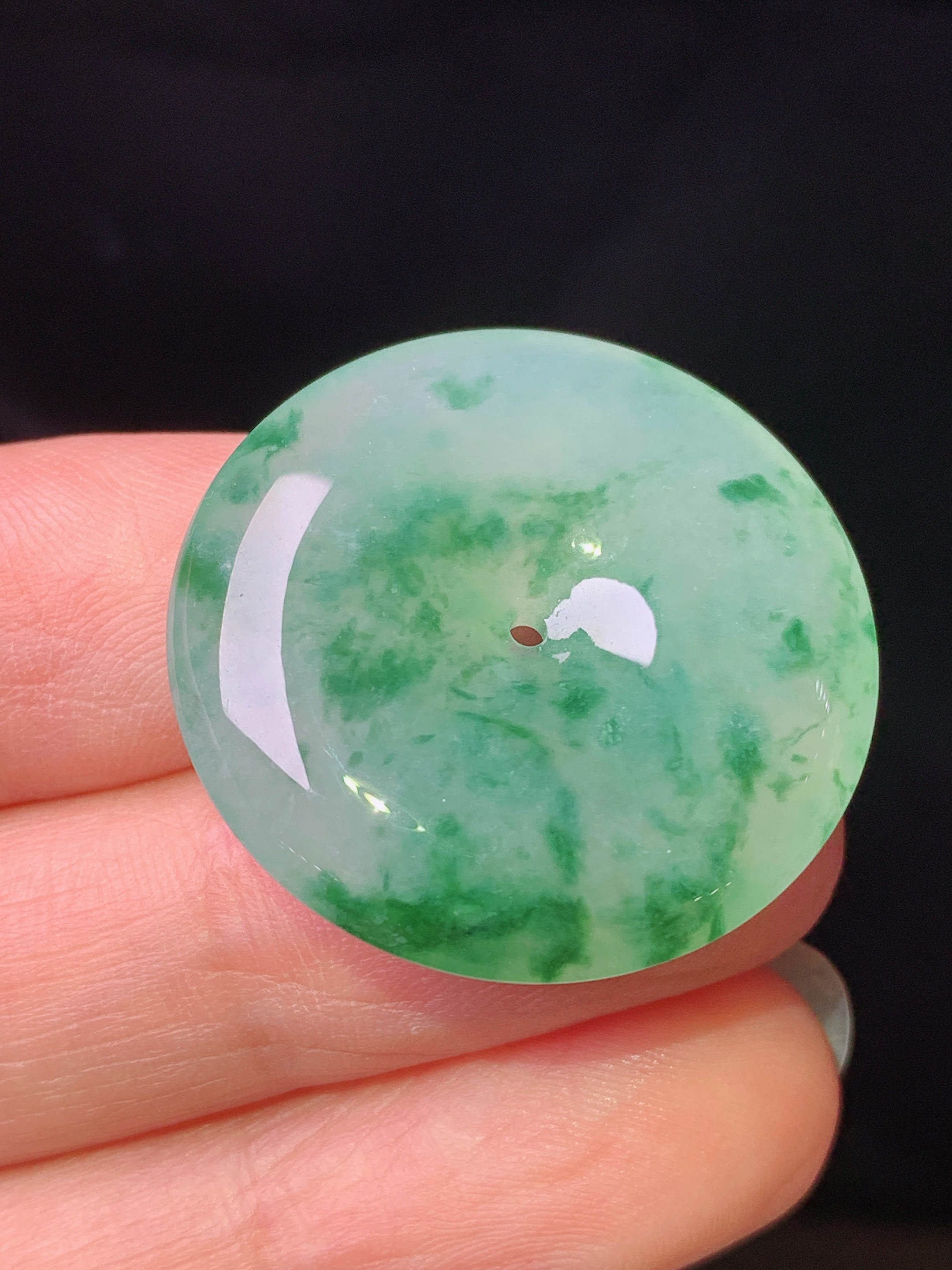 冰飘绿吊坠 玉质细腻 色泽艳丽清新 水润亮眼 整体尺寸27.6*6x1