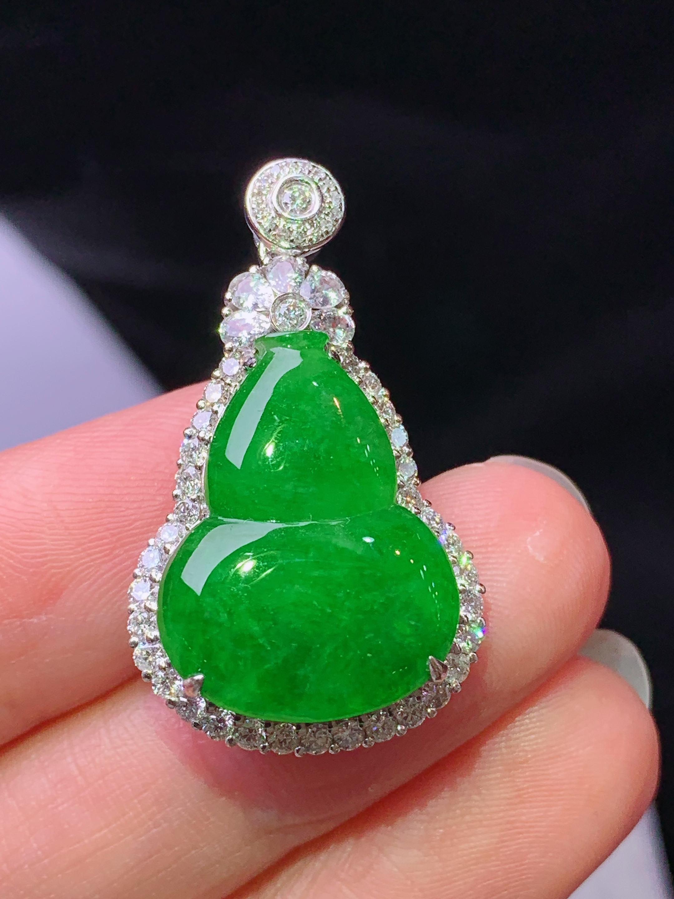 18k金钻镶嵌满绿葫芦吊坠 玉质细腻 色泽艳丽清新 水润亮眼 整体尺寸31.2*18.3*7.8s1