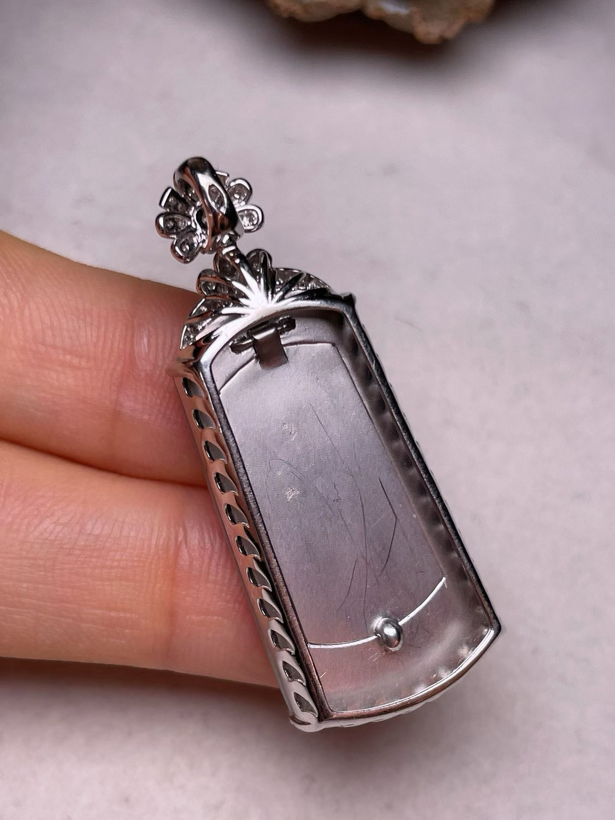 冰种飘绿山水牌吊坠、真金真钻镶嵌，种水好，玉质细腻 .裸石尺寸 30.6*16.5