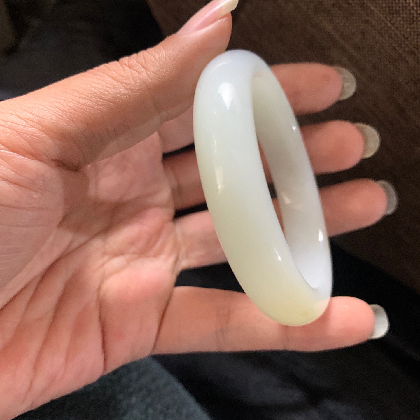 54.5圈口和田玉且末糖料宽版手镯，和田玉54.5圈口手镯，镯型古朴典雅。在诗情画意的雨巷相遇，你是我腕间的一抹风情，有你眸有深情.清风荡漾湖间静水，我愿俯身低眉，在烟波涟漪处