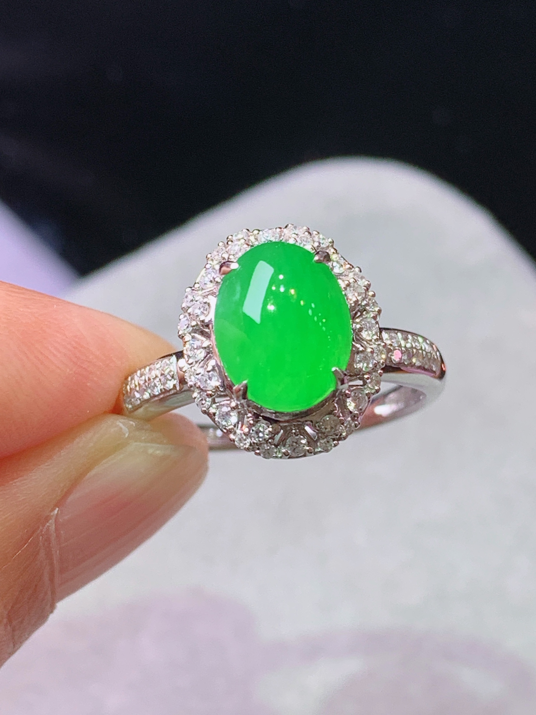 18k金钻镶嵌冰阳绿蛋面戒指 玉质细腻 色泽艳丽清新 水润亮眼 圈口14 整体尺寸12.8*11*9.7L2