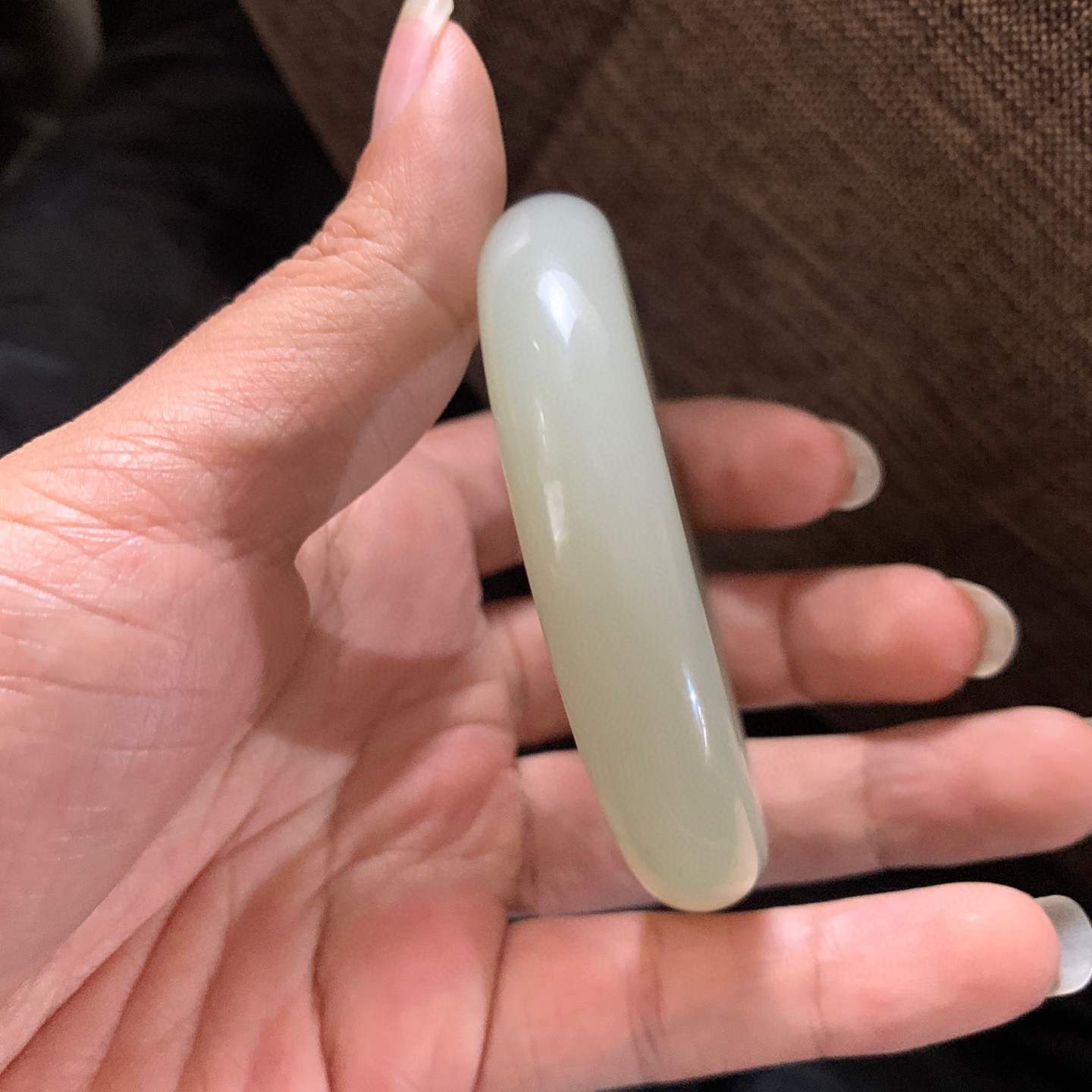 54.5圈口和田玉且末糖料宽版手镯，和田玉54.5圈口手镯，镯型古朴典雅。在诗情画意的雨巷相遇，你是我腕间的一抹风情，有你眸有深情.清风荡漾湖间静水，我愿俯身低眉，在烟波涟漪处寻