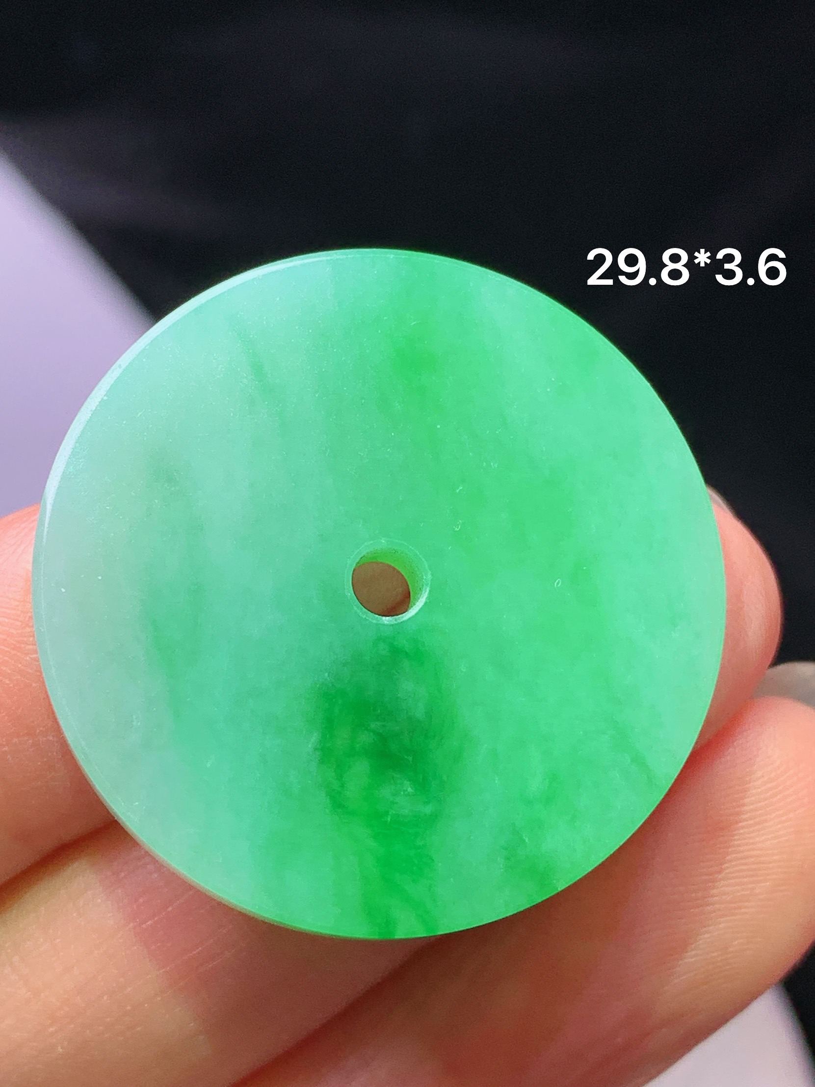 飘阳绿圆牌吊坠 玉质细腻 色泽艳丽清新 水润亮眼 整体尺寸29.8*29.8*3.6m2