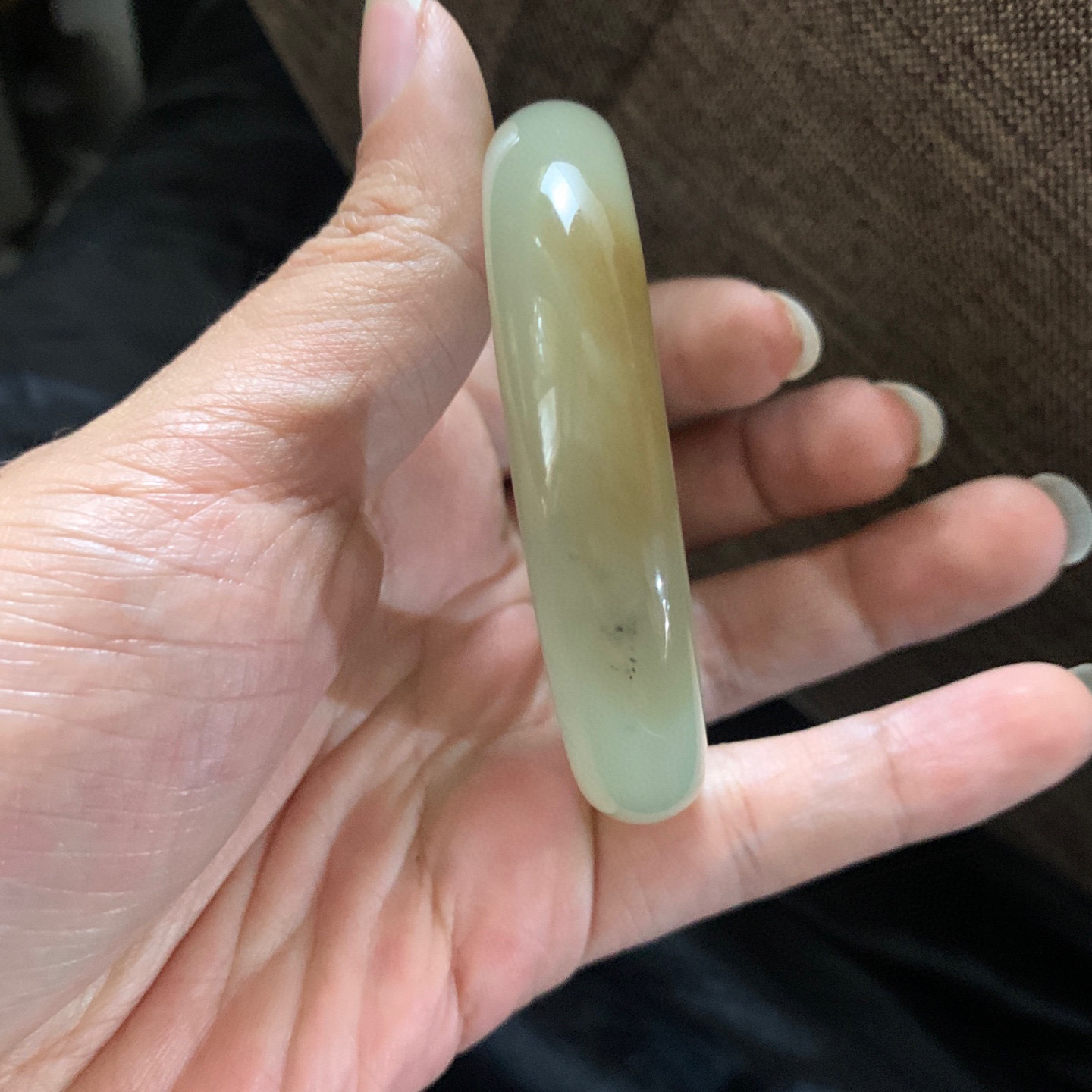 54.5圈口和田玉且末糖料宽版手镯，和田玉54.5圈口手镯，镯型古朴典雅。在诗情画意的雨巷相遇，你是