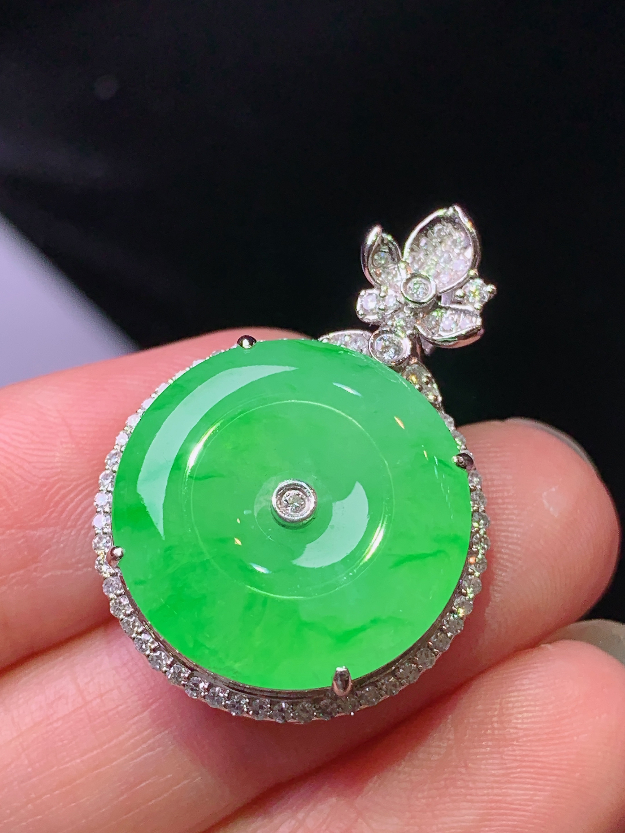 18k金钻镶嵌吊坠 玉质细腻 色泽艳丽清新 水润亮眼 整体尺寸28.5*20.2*8.3L2