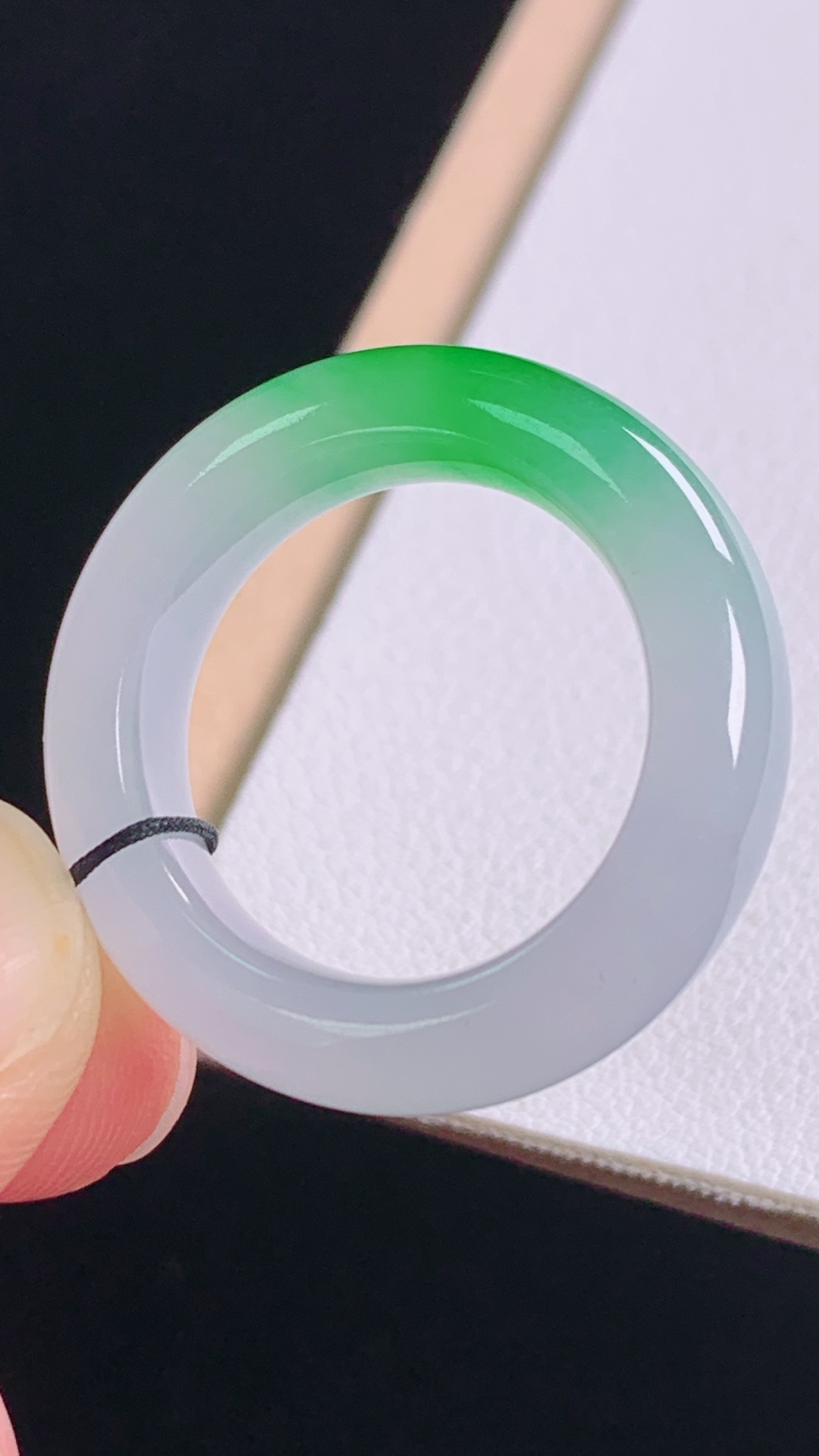 高品质，冰飘绿指环，种色兼备，花色灵动，水润清爽，无裂，尺寸:圈口17/17.9-6.1-4.5mm，20