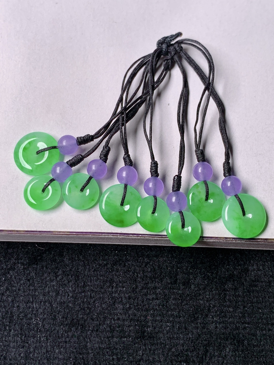 ️冰绿扣子一手，色泽浓艳，尺寸9.7/1.8/7.7，编号0424