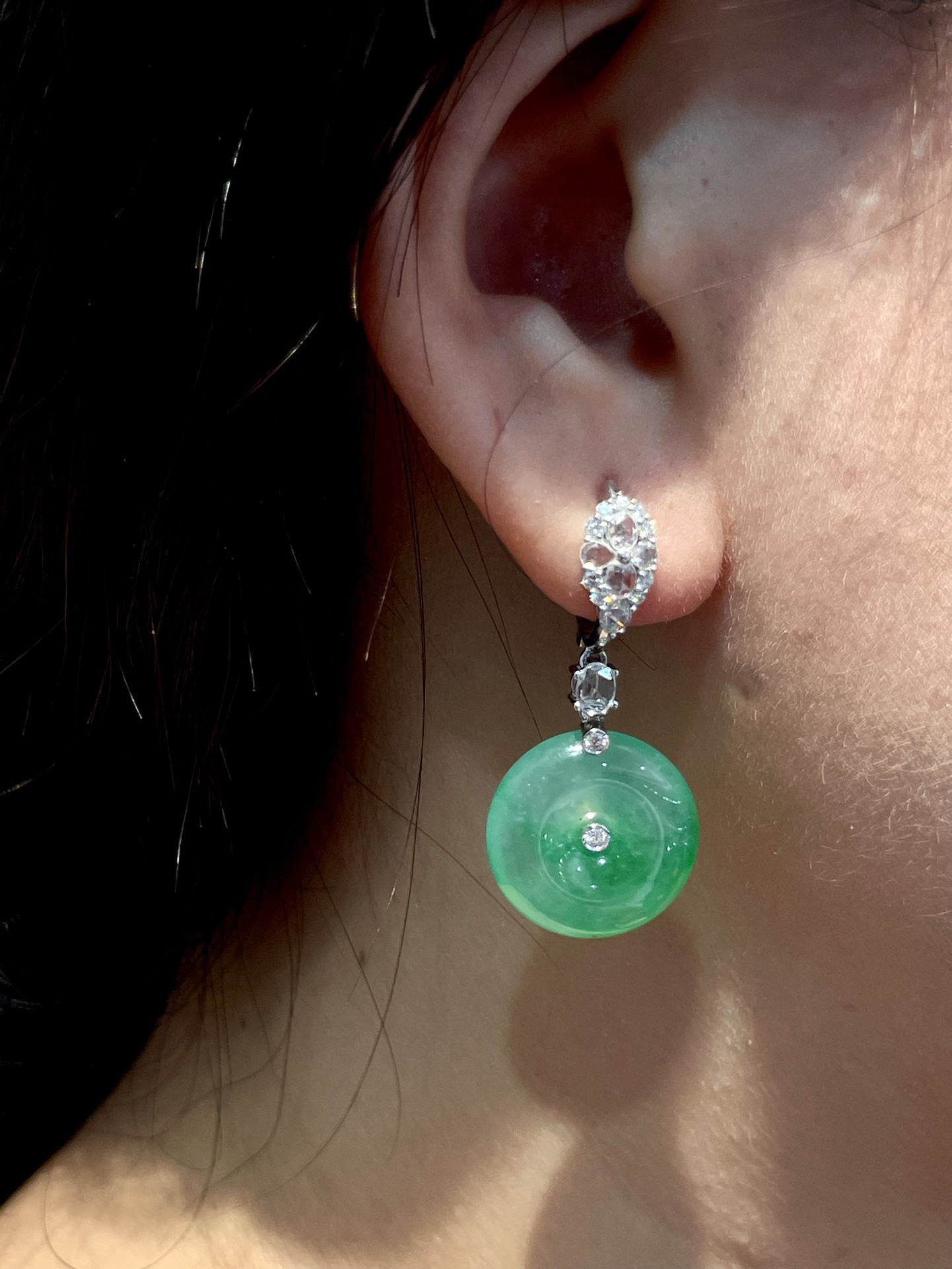 ️ 18K飘绿平安扣耳坠，温润翡翠平安扣，自带清雅飘绿，绿意灵动自然，线条圆润流畅，简约利落设计，尽显东方温婉气质。尺寸：整体34.9/16.3/4.8